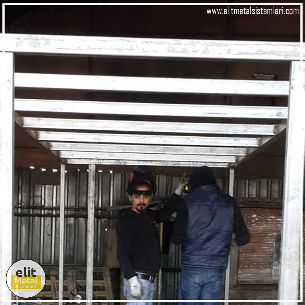 alüminyum çit sistemleri, alüminyum merdiven bariyeri, balkon alüminyum panel, paslanmaz alüminyum güvenlik, dayanıklı alüminyum korkuluk profili, cam panel balkon korkuluğu, temperli cam merdiven paneli, şeffaf cam güvenlik bariyeri, paslanmaz cam bağlantı elemanları, dekoratif cam panel çözümleri, ferforje balkon bariyeri, el işçiliği ferforje panel, özel tasarım ferforje güvenlik, ferforje dış alan koruma, dayanıklı ferforje çit, lazer kesim metal panel, desenli lazer kesim korkuluk, lazer teknoloji ile üretilmiş korkuluk, özel motifli lazer panel, dekoratif lazer metal bariyer, galvaniz mesh panel çit, sanayi tipi mesh güvenlik, tel örgü panel uygulaması, otopark güvenlik paneli, balkon tel panel çözümü, pleksi merdiven paneli, şeffaf pleksi bariyer, dayanıklı pleksi korkuluk, iç mekân pleksi uygulaması, alüminyum duvar tutamaç, merdiven alüminyum tutamak, dayanıklı duvar destek aparatı, motorlu otomatik tente sistemi, açılır kapanır pergole uygulaması, uzaktan kumandalı pergole, motorlu kepenk sistemi, güvenlikli otomatik kepenk, alüminyum çerçeveli kış bahçesi, camlı teras kış bahçesi, kompozit panel dış cephe, alüminyum kaplamalı kompozit panel