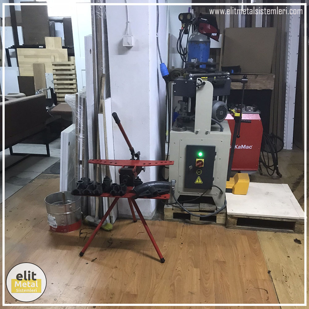 alüminyum çit sistemleri, alüminyum merdiven bariyeri, balkon alüminyum panel, paslanmaz alüminyum güvenlik, dayanıklı alüminyum korkuluk profili, cam panel balkon korkuluğu, temperli cam merdiven paneli, şeffaf cam güvenlik bariyeri, paslanmaz cam bağlantı elemanları, dekoratif cam panel çözümleri, ferforje balkon bariyeri, el işçiliği ferforje panel, özel tasarım ferforje güvenlik, ferforje dış alan koruma, dayanıklı ferforje çit, lazer kesim metal panel, desenli lazer kesim korkuluk, lazer teknoloji ile üretilmiş korkuluk, özel motifli lazer panel, dekoratif lazer metal bariyer, galvaniz mesh panel çit, sanayi tipi mesh güvenlik, tel örgü panel uygulaması, otopark güvenlik paneli, balkon tel panel çözümü, pleksi merdiven paneli, şeffaf pleksi bariyer, dayanıklı pleksi korkuluk, iç mekân pleksi uygulaması, alüminyum duvar tutamaç, merdiven alüminyum tutamak, dayanıklı duvar destek aparatı, motorlu otomatik tente sistemi, açılır kapanır pergole uygulaması, uzaktan kumandalı pergole, motorlu kepenk sistemi, güvenlikli otomatik kepenk, alüminyum çerçeveli kış bahçesi, camlı teras kış bahçesi, kompozit panel dış cephe, alüminyum kaplamalı kompozit panel