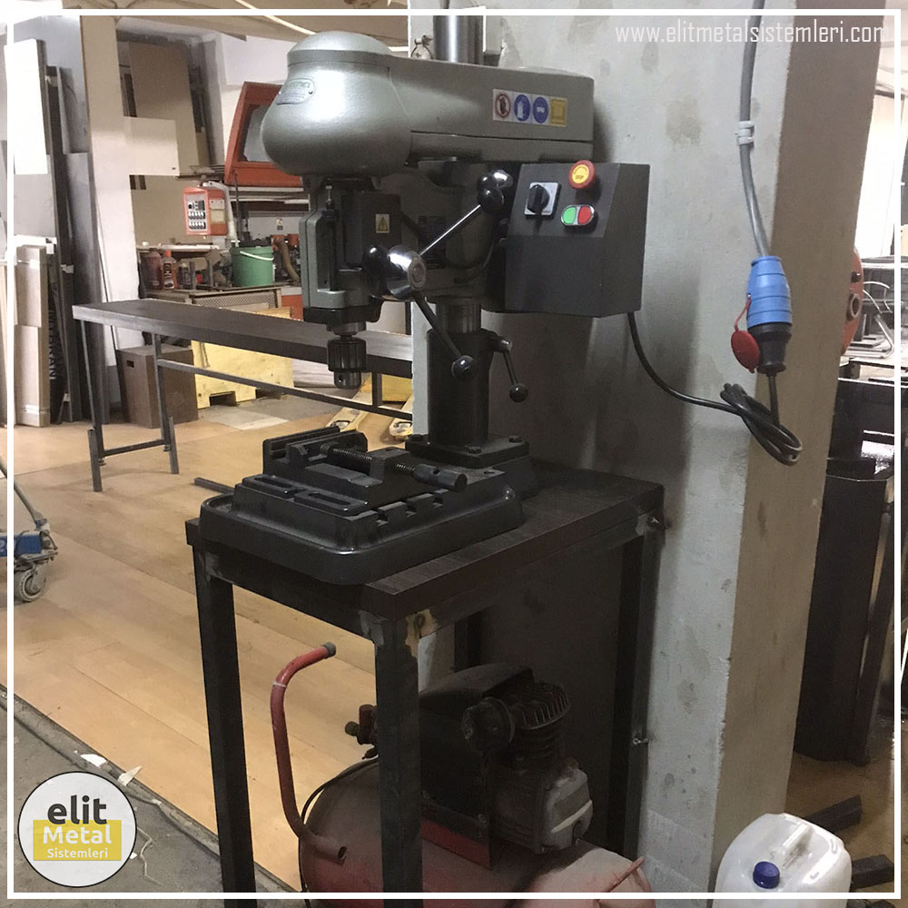 alüminyum çit sistemleri, alüminyum merdiven bariyeri, balkon alüminyum panel, paslanmaz alüminyum güvenlik, dayanıklı alüminyum korkuluk profili, cam panel balkon korkuluğu, temperli cam merdiven paneli, şeffaf cam güvenlik bariyeri, paslanmaz cam bağlantı elemanları, dekoratif cam panel çözümleri, ferforje balkon bariyeri, el işçiliği ferforje panel, özel tasarım ferforje güvenlik, ferforje dış alan koruma, dayanıklı ferforje çit, lazer kesim metal panel, desenli lazer kesim korkuluk, lazer teknoloji ile üretilmiş korkuluk, özel motifli lazer panel, dekoratif lazer metal bariyer, galvaniz mesh panel çit, sanayi tipi mesh güvenlik, tel örgü panel uygulaması, otopark güvenlik paneli, balkon tel panel çözümü, pleksi merdiven paneli, şeffaf pleksi bariyer, dayanıklı pleksi korkuluk, iç mekân pleksi uygulaması, alüminyum duvar tutamaç, merdiven alüminyum tutamak, dayanıklı duvar destek aparatı, motorlu otomatik tente sistemi, açılır kapanır pergole uygulaması, uzaktan kumandalı pergole, motorlu kepenk sistemi, güvenlikli otomatik kepenk, alüminyum çerçeveli kış bahçesi, camlı teras kış bahçesi, kompozit panel dış cephe, alüminyum kaplamalı kompozit panel