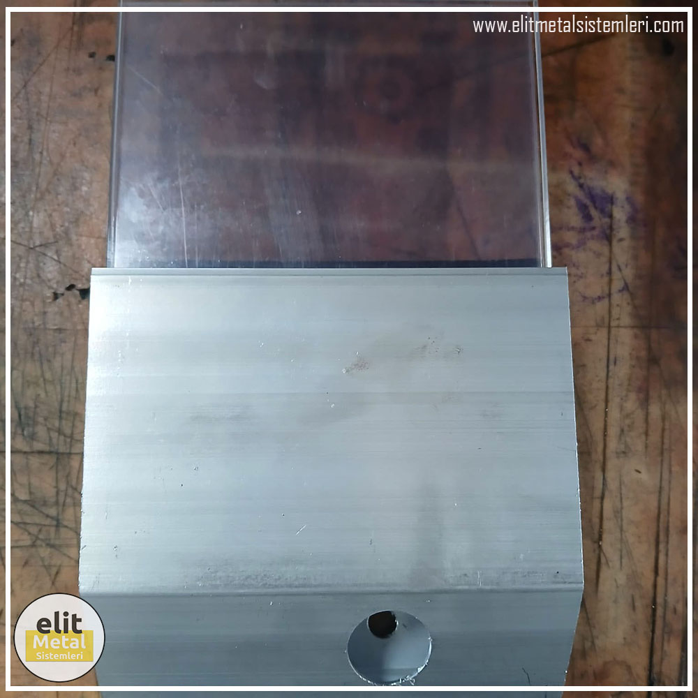 alüminyum çit sistemleri, alüminyum merdiven bariyeri, balkon alüminyum panel, paslanmaz alüminyum güvenlik, dayanıklı alüminyum korkuluk profili, cam panel balkon korkuluğu, temperli cam merdiven paneli, şeffaf cam güvenlik bariyeri, paslanmaz cam bağlantı elemanları, dekoratif cam panel çözümleri, ferforje balkon bariyeri, el işçiliği ferforje panel, özel tasarım ferforje güvenlik, ferforje dış alan koruma, dayanıklı ferforje çit, lazer kesim metal panel, desenli lazer kesim korkuluk, lazer teknoloji ile üretilmiş korkuluk, özel motifli lazer panel, dekoratif lazer metal bariyer, galvaniz mesh panel çit, sanayi tipi mesh güvenlik, tel örgü panel uygulaması, otopark güvenlik paneli, balkon tel panel çözümü, pleksi merdiven paneli, şeffaf pleksi bariyer, dayanıklı pleksi korkuluk, iç mekân pleksi uygulaması, alüminyum duvar tutamaç, merdiven alüminyum tutamak, dayanıklı duvar destek aparatı, motorlu otomatik tente sistemi, açılır kapanır pergole uygulaması, uzaktan kumandalı pergole, motorlu kepenk sistemi, güvenlikli otomatik kepenk, alüminyum çerçeveli kış bahçesi, camlı teras kış bahçesi, kompozit panel dış cephe, alüminyum kaplamalı kompozit panel