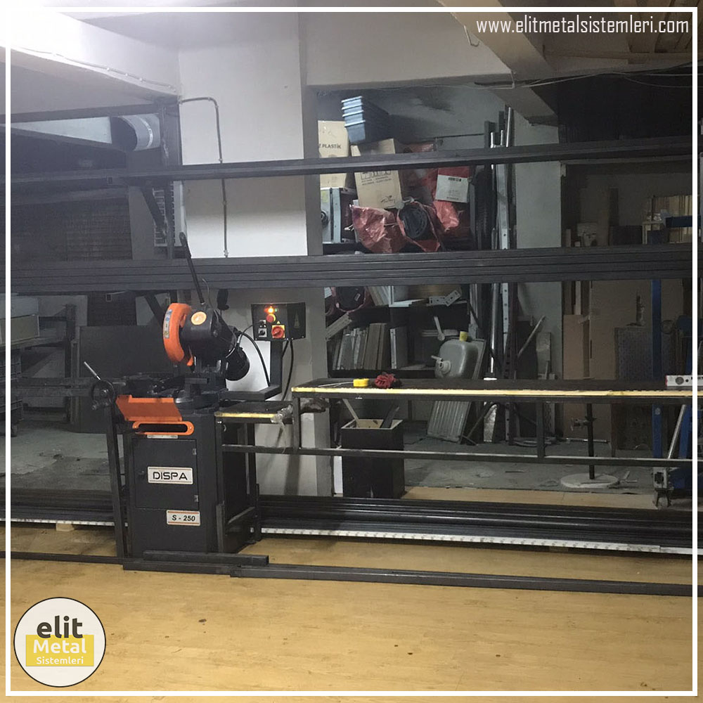 alüminyum çit sistemleri, alüminyum merdiven bariyeri, balkon alüminyum panel, paslanmaz alüminyum güvenlik, dayanıklı alüminyum korkuluk profili, cam panel balkon korkuluğu, temperli cam merdiven paneli, şeffaf cam güvenlik bariyeri, paslanmaz cam bağlantı elemanları, dekoratif cam panel çözümleri, ferforje balkon bariyeri, el işçiliği ferforje panel, özel tasarım ferforje güvenlik, ferforje dış alan koruma, dayanıklı ferforje çit, lazer kesim metal panel, desenli lazer kesim korkuluk, lazer teknoloji ile üretilmiş korkuluk, özel motifli lazer panel, dekoratif lazer metal bariyer, galvaniz mesh panel çit, sanayi tipi mesh güvenlik, tel örgü panel uygulaması, otopark güvenlik paneli, balkon tel panel çözümü, pleksi merdiven paneli, şeffaf pleksi bariyer, dayanıklı pleksi korkuluk, iç mekân pleksi uygulaması, alüminyum duvar tutamaç, merdiven alüminyum tutamak, dayanıklı duvar destek aparatı, motorlu otomatik tente sistemi, açılır kapanır pergole uygulaması, uzaktan kumandalı pergole, motorlu kepenk sistemi, güvenlikli otomatik kepenk, alüminyum çerçeveli kış bahçesi, camlı teras kış bahçesi, kompozit panel dış cephe, alüminyum kaplamalı kompozit panel