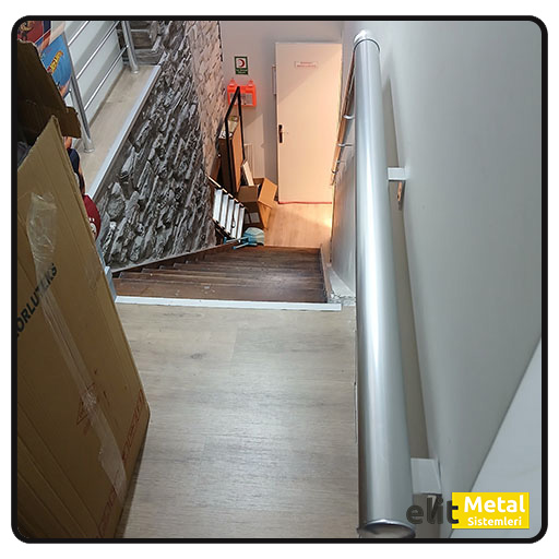 alüminyum duvar tutamacı sistemleri, merdiven alüminyum tutamaç, güvenlik amaçlı duvar tutamaç, paslanmaz alüminyum tutamaç, dayanıklı duvar destek aparatı, iç mekân alüminyum tutamaç montajı, dekoratif duvar tutamaç çözümleri, estetik alüminyum tutamak, merdiven güvenlik tutamaçları, alüminyum tırabzan tutamacı, özel ölçü duvar tutamaçları, hafif alüminyum tutamaç profili, duvar montaj alüminyum sistemleri, el ile kavrama tutamaçları, bina içi güvenlik tutamaç, alüminyum tutamaç aksesuarları, uzun ömürlü duvar tutamacı, kolay montaj alüminyum tutamaç, modern görünüm duvar tutamaç, alüminyum merdiven destek sistemi