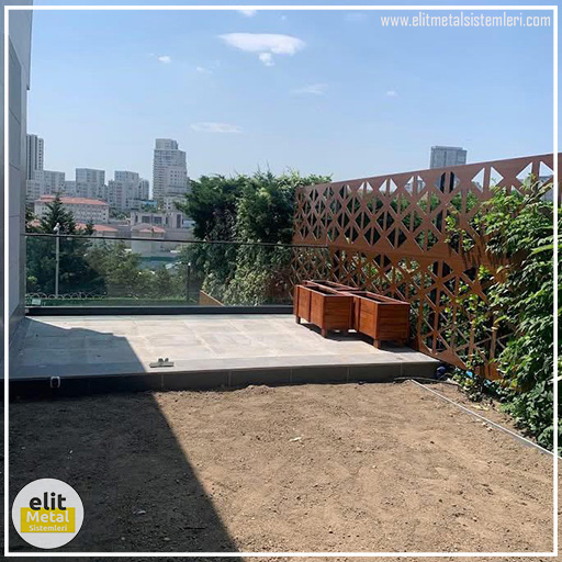 alüminyum çit sistemleri, alüminyum merdiven bariyeri, balkon alüminyum panel, paslanmaz alüminyum güvenlik, dayanıklı alüminyum korkuluk profili, cam panel balkon korkuluğu, temperli cam merdiven paneli, şeffaf cam güvenlik bariyeri, paslanmaz cam bağlantı elemanları, dekoratif cam panel çözümleri, ferforje balkon bariyeri, el işçiliği ferforje panel, özel tasarım ferforje güvenlik, ferforje dış alan koruma, dayanıklı ferforje çit, lazer kesim metal panel, desenli lazer kesim korkuluk, lazer teknoloji ile üretilmiş korkuluk, özel motifli lazer panel, dekoratif lazer metal bariyer, galvaniz mesh panel çit, sanayi tipi mesh güvenlik, tel örgü panel uygulaması, otopark güvenlik paneli, balkon tel panel çözümü, pleksi merdiven paneli, şeffaf pleksi bariyer, dayanıklı pleksi korkuluk, iç mekân pleksi uygulaması, alüminyum duvar tutamaç, merdiven alüminyum tutamak, dayanıklı duvar destek aparatı, motorlu otomatik tente sistemi, açılır kapanır pergole uygulaması, uzaktan kumandalı pergole, motorlu kepenk sistemi, güvenlikli otomatik kepenk, alüminyum çerçeveli kış bahçesi, camlı teras kış bahçesi, kompozit panel dış cephe, alüminyum kaplamalı kompozit panel