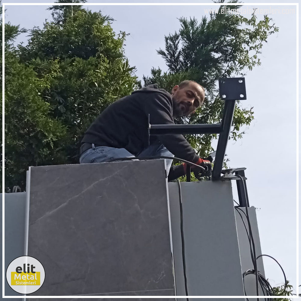 alüminyum çit sistemleri, alüminyum merdiven bariyeri, balkon alüminyum panel, paslanmaz alüminyum güvenlik, dayanıklı alüminyum korkuluk profili, cam panel balkon korkuluğu, temperli cam merdiven paneli, şeffaf cam güvenlik bariyeri, paslanmaz cam bağlantı elemanları, dekoratif cam panel çözümleri, ferforje balkon bariyeri, el işçiliği ferforje panel, özel tasarım ferforje güvenlik, ferforje dış alan koruma, dayanıklı ferforje çit, lazer kesim metal panel, desenli lazer kesim korkuluk, lazer teknoloji ile üretilmiş korkuluk, özel motifli lazer panel, dekoratif lazer metal bariyer, galvaniz mesh panel çit, sanayi tipi mesh güvenlik, tel örgü panel uygulaması, otopark güvenlik paneli, balkon tel panel çözümü, pleksi merdiven paneli, şeffaf pleksi bariyer, dayanıklı pleksi korkuluk, iç mekân pleksi uygulaması, alüminyum duvar tutamaç, merdiven alüminyum tutamak, dayanıklı duvar destek aparatı, motorlu otomatik tente sistemi, açılır kapanır pergole uygulaması, uzaktan kumandalı pergole, motorlu kepenk sistemi, güvenlikli otomatik kepenk, alüminyum çerçeveli kış bahçesi, camlı teras kış bahçesi, kompozit panel dış cephe, alüminyum kaplamalı kompozit panel