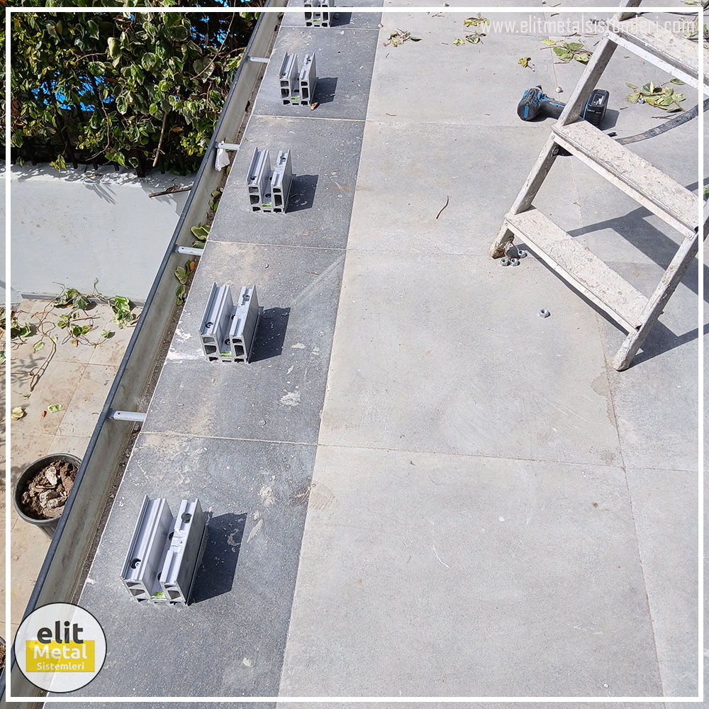 alüminyum çit sistemleri, alüminyum merdiven bariyeri, balkon alüminyum panel, paslanmaz alüminyum güvenlik, dayanıklı alüminyum korkuluk profili, cam panel balkon korkuluğu, temperli cam merdiven paneli, şeffaf cam güvenlik bariyeri, paslanmaz cam bağlantı elemanları, dekoratif cam panel çözümleri, ferforje balkon bariyeri, el işçiliği ferforje panel, özel tasarım ferforje güvenlik, ferforje dış alan koruma, dayanıklı ferforje çit, lazer kesim metal panel, desenli lazer kesim korkuluk, lazer teknoloji ile üretilmiş korkuluk, özel motifli lazer panel, dekoratif lazer metal bariyer, galvaniz mesh panel çit, sanayi tipi mesh güvenlik, tel örgü panel uygulaması, otopark güvenlik paneli, balkon tel panel çözümü, pleksi merdiven paneli, şeffaf pleksi bariyer, dayanıklı pleksi korkuluk, iç mekân pleksi uygulaması, alüminyum duvar tutamaç, merdiven alüminyum tutamak, dayanıklı duvar destek aparatı, motorlu otomatik tente sistemi, açılır kapanır pergole uygulaması, uzaktan kumandalı pergole, motorlu kepenk sistemi, güvenlikli otomatik kepenk, alüminyum çerçeveli kış bahçesi, camlı teras kış bahçesi, kompozit panel dış cephe, alüminyum kaplamalı kompozit panel