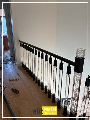 alüminyum çit sistemleri, alüminyum merdiven bariyeri, balkon alüminyum panel, paslanmaz alüminyum güvenlik, dayanıklı alüminyum korkuluk profili, cam panel balkon korkuluğu, temperli cam merdiven paneli, şeffaf cam güvenlik bariyeri, paslanmaz cam bağlantı elemanları, dekoratif cam panel çözümleri, ferforje balkon bariyeri, el işçiliği ferforje panel, özel tasarım ferforje güvenlik, ferforje dış alan koruma, dayanıklı ferforje çit, lazer kesim metal panel, desenli lazer kesim korkuluk, lazer teknoloji ile üretilmiş korkuluk, özel motifli lazer panel, dekoratif lazer metal bariyer, galvaniz mesh panel çit, sanayi tipi mesh güvenlik, tel örgü panel uygulaması, otopark güvenlik paneli, balkon tel panel çözümü, pleksi merdiven paneli, şeffaf pleksi bariyer, dayanıklı pleksi korkuluk, iç mekân pleksi uygulaması, alüminyum duvar tutamaç, merdiven alüminyum tutamak, dayanıklı duvar destek aparatı, motorlu otomatik tente sistemi, açılır kapanır pergole uygulaması, uzaktan kumandalı pergole, motorlu kepenk sistemi, güvenlikli otomatik kepenk, alüminyum çerçeveli kış bahçesi, camlı teras kış bahçesi, kompozit panel dış cephe, alüminyum kaplamalı kompozit panel