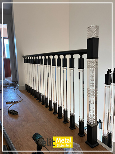 alüminyum çit sistemleri, alüminyum merdiven bariyeri, balkon alüminyum panel, paslanmaz alüminyum güvenlik, dayanıklı alüminyum korkuluk profili, cam panel balkon korkuluğu, temperli cam merdiven paneli, şeffaf cam güvenlik bariyeri, paslanmaz cam bağlantı elemanları, dekoratif cam panel çözümleri, ferforje balkon bariyeri, el işçiliği ferforje panel, özel tasarım ferforje güvenlik, ferforje dış alan koruma, dayanıklı ferforje çit, lazer kesim metal panel, desenli lazer kesim korkuluk, lazer teknoloji ile üretilmiş korkuluk, özel motifli lazer panel, dekoratif lazer metal bariyer, galvaniz mesh panel çit, sanayi tipi mesh güvenlik, tel örgü panel uygulaması, otopark güvenlik paneli, balkon tel panel çözümü, pleksi merdiven paneli, şeffaf pleksi bariyer, dayanıklı pleksi korkuluk, iç mekân pleksi uygulaması, alüminyum duvar tutamaç, merdiven alüminyum tutamak, dayanıklı duvar destek aparatı, motorlu otomatik tente sistemi, açılır kapanır pergole uygulaması, uzaktan kumandalı pergole, motorlu kepenk sistemi, güvenlikli otomatik kepenk, alüminyum çerçeveli kış bahçesi, camlı teras kış bahçesi, kompozit panel dış cephe, alüminyum kaplamalı kompozit panel