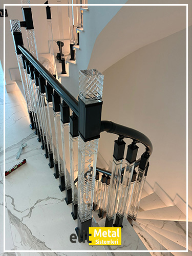 alüminyum çit sistemleri, alüminyum merdiven bariyeri, balkon alüminyum panel, paslanmaz alüminyum güvenlik, dayanıklı alüminyum korkuluk profili, cam panel balkon korkuluğu, temperli cam merdiven paneli, şeffaf cam güvenlik bariyeri, paslanmaz cam bağlantı elemanları, dekoratif cam panel çözümleri, ferforje balkon bariyeri, el işçiliği ferforje panel, özel tasarım ferforje güvenlik, ferforje dış alan koruma, dayanıklı ferforje çit, lazer kesim metal panel, desenli lazer kesim korkuluk, lazer teknoloji ile üretilmiş korkuluk, özel motifli lazer panel, dekoratif lazer metal bariyer, galvaniz mesh panel çit, sanayi tipi mesh güvenlik, tel örgü panel uygulaması, otopark güvenlik paneli, balkon tel panel çözümü, pleksi merdiven paneli, şeffaf pleksi bariyer, dayanıklı pleksi korkuluk, iç mekân pleksi uygulaması, alüminyum duvar tutamaç, merdiven alüminyum tutamak, dayanıklı duvar destek aparatı, motorlu otomatik tente sistemi, açılır kapanır pergole uygulaması, uzaktan kumandalı pergole, motorlu kepenk sistemi, güvenlikli otomatik kepenk, alüminyum çerçeveli kış bahçesi, camlı teras kış bahçesi, kompozit panel dış cephe, alüminyum kaplamalı kompozit panel