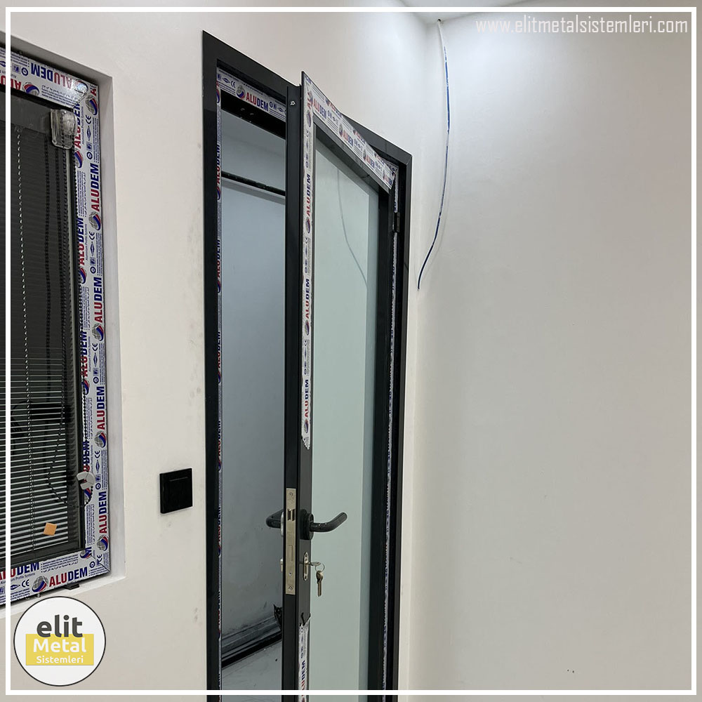 alüminyum çit sistemleri, alüminyum merdiven bariyeri, balkon alüminyum panel, paslanmaz alüminyum güvenlik, dayanıklı alüminyum korkuluk profili, cam panel balkon korkuluğu, temperli cam merdiven paneli, şeffaf cam güvenlik bariyeri, paslanmaz cam bağlantı elemanları, dekoratif cam panel çözümleri, ferforje balkon bariyeri, el işçiliği ferforje panel, özel tasarım ferforje güvenlik, ferforje dış alan koruma, dayanıklı ferforje çit, lazer kesim metal panel, desenli lazer kesim korkuluk, lazer teknoloji ile üretilmiş korkuluk, özel motifli lazer panel, dekoratif lazer metal bariyer, galvaniz mesh panel çit, sanayi tipi mesh güvenlik, tel örgü panel uygulaması, otopark güvenlik paneli, balkon tel panel çözümü, pleksi merdiven paneli, şeffaf pleksi bariyer, dayanıklı pleksi korkuluk, iç mekân pleksi uygulaması, alüminyum duvar tutamaç, merdiven alüminyum tutamak, dayanıklı duvar destek aparatı, motorlu otomatik tente sistemi, açılır kapanır pergole uygulaması, uzaktan kumandalı pergole, motorlu kepenk sistemi, güvenlikli otomatik kepenk, alüminyum çerçeveli kış bahçesi, camlı teras kış bahçesi, kompozit panel dış cephe, alüminyum kaplamalı kompozit panel