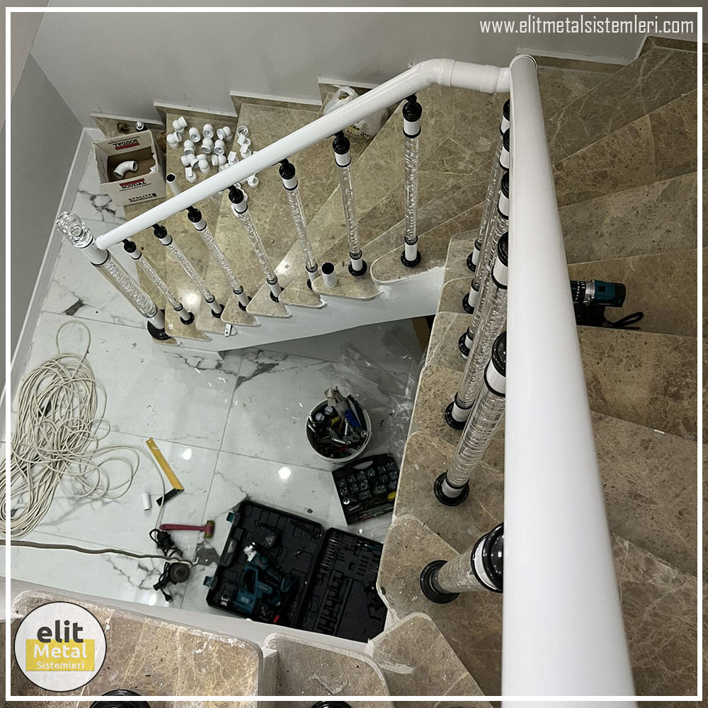 alüminyum çit sistemleri, alüminyum merdiven bariyeri, balkon alüminyum panel, paslanmaz alüminyum güvenlik, dayanıklı alüminyum korkuluk profili, cam panel balkon korkuluğu, temperli cam merdiven paneli, şeffaf cam güvenlik bariyeri, paslanmaz cam bağlantı elemanları, dekoratif cam panel çözümleri, ferforje balkon bariyeri, el işçiliği ferforje panel, özel tasarım ferforje güvenlik, ferforje dış alan koruma, dayanıklı ferforje çit, lazer kesim metal panel, desenli lazer kesim korkuluk, lazer teknoloji ile üretilmiş korkuluk, özel motifli lazer panel, dekoratif lazer metal bariyer, galvaniz mesh panel çit, sanayi tipi mesh güvenlik, tel örgü panel uygulaması, otopark güvenlik paneli, balkon tel panel çözümü, pleksi merdiven paneli, şeffaf pleksi bariyer, dayanıklı pleksi korkuluk, iç mekân pleksi uygulaması, alüminyum duvar tutamaç, merdiven alüminyum tutamak, dayanıklı duvar destek aparatı, motorlu otomatik tente sistemi, açılır kapanır pergole uygulaması, uzaktan kumandalı pergole, motorlu kepenk sistemi, güvenlikli otomatik kepenk, alüminyum çerçeveli kış bahçesi, camlı teras kış bahçesi, kompozit panel dış cephe, alüminyum kaplamalı kompozit panel