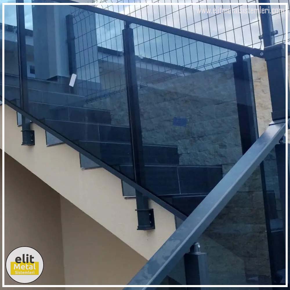 alüminyum çit sistemleri, alüminyum merdiven bariyeri, balkon alüminyum panel, paslanmaz alüminyum güvenlik, dayanıklı alüminyum korkuluk profili, cam panel balkon korkuluğu, temperli cam merdiven paneli, şeffaf cam güvenlik bariyeri, paslanmaz cam bağlantı elemanları, dekoratif cam panel çözümleri, ferforje balkon bariyeri, el işçiliği ferforje panel, özel tasarım ferforje güvenlik, ferforje dış alan koruma, dayanıklı ferforje çit, lazer kesim metal panel, desenli lazer kesim korkuluk, lazer teknoloji ile üretilmiş korkuluk, özel motifli lazer panel, dekoratif lazer metal bariyer, galvaniz mesh panel çit, sanayi tipi mesh güvenlik, tel örgü panel uygulaması, otopark güvenlik paneli, balkon tel panel çözümü, pleksi merdiven paneli, şeffaf pleksi bariyer, dayanıklı pleksi korkuluk, iç mekân pleksi uygulaması, alüminyum duvar tutamaç, merdiven alüminyum tutamak, dayanıklı duvar destek aparatı, motorlu otomatik tente sistemi, açılır kapanır pergole uygulaması, uzaktan kumandalı pergole, motorlu kepenk sistemi, güvenlikli otomatik kepenk, alüminyum çerçeveli kış bahçesi, camlı teras kış bahçesi, kompozit panel dış cephe, alüminyum kaplamalı kompozit panel