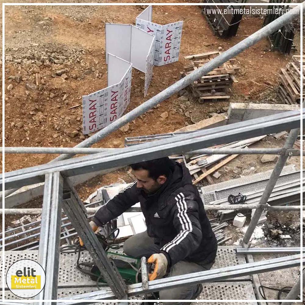 alüminyum çit sistemleri, alüminyum merdiven bariyeri, balkon alüminyum panel, paslanmaz alüminyum güvenlik, dayanıklı alüminyum korkuluk profili, cam panel balkon korkuluğu, temperli cam merdiven paneli, şeffaf cam güvenlik bariyeri, paslanmaz cam bağlantı elemanları, dekoratif cam panel çözümleri, ferforje balkon bariyeri, el işçiliği ferforje panel, özel tasarım ferforje güvenlik, ferforje dış alan koruma, dayanıklı ferforje çit, lazer kesim metal panel, desenli lazer kesim korkuluk, lazer teknoloji ile üretilmiş korkuluk, özel motifli lazer panel, dekoratif lazer metal bariyer, galvaniz mesh panel çit, sanayi tipi mesh güvenlik, tel örgü panel uygulaması, otopark güvenlik paneli, balkon tel panel çözümü, pleksi merdiven paneli, şeffaf pleksi bariyer, dayanıklı pleksi korkuluk, iç mekân pleksi uygulaması, alüminyum duvar tutamaç, merdiven alüminyum tutamak, dayanıklı duvar destek aparatı, motorlu otomatik tente sistemi, açılır kapanır pergole uygulaması, uzaktan kumandalı pergole, motorlu kepenk sistemi, güvenlikli otomatik kepenk, alüminyum çerçeveli kış bahçesi, camlı teras kış bahçesi, kompozit panel dış cephe, alüminyum kaplamalı kompozit panel