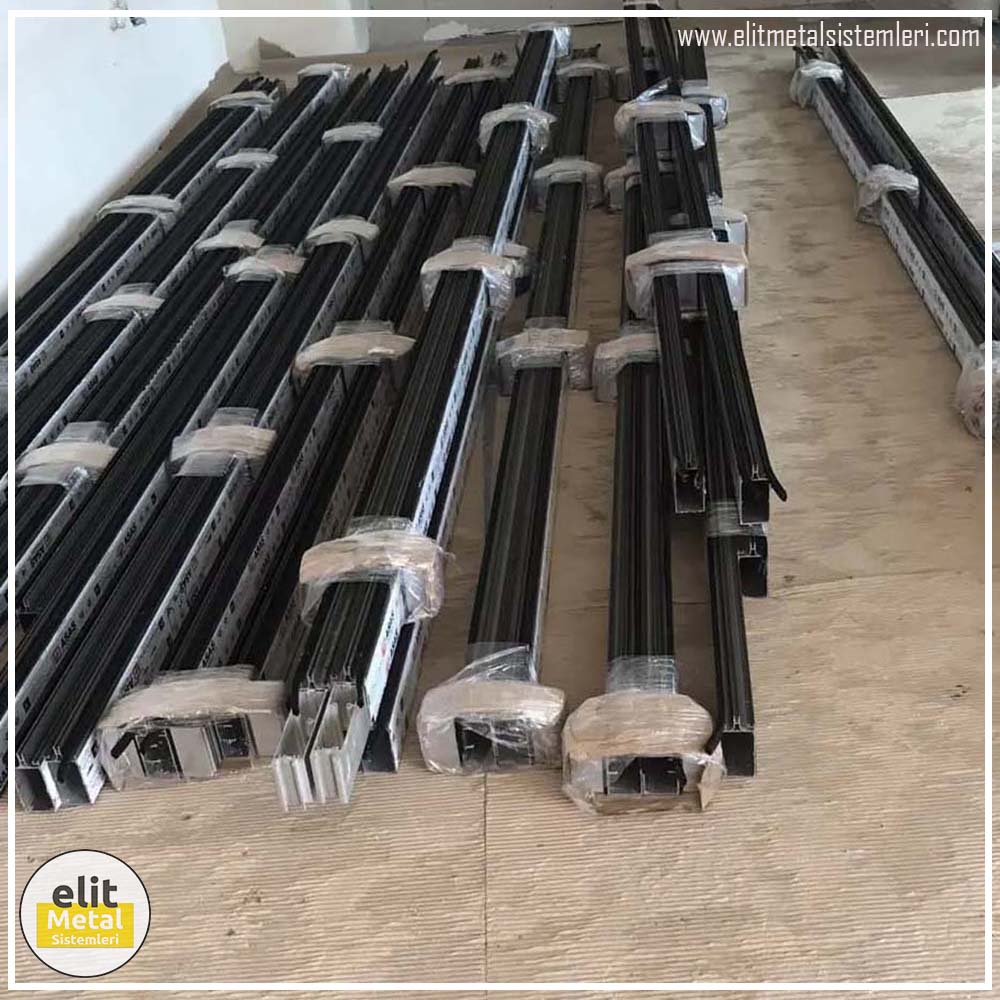 alüminyum çit sistemleri, alüminyum merdiven bariyeri, balkon alüminyum panel, paslanmaz alüminyum güvenlik, dayanıklı alüminyum korkuluk profili, cam panel balkon korkuluğu, temperli cam merdiven paneli, şeffaf cam güvenlik bariyeri, paslanmaz cam bağlantı elemanları, dekoratif cam panel çözümleri, ferforje balkon bariyeri, el işçiliği ferforje panel, özel tasarım ferforje güvenlik, ferforje dış alan koruma, dayanıklı ferforje çit, lazer kesim metal panel, desenli lazer kesim korkuluk, lazer teknoloji ile üretilmiş korkuluk, özel motifli lazer panel, dekoratif lazer metal bariyer, galvaniz mesh panel çit, sanayi tipi mesh güvenlik, tel örgü panel uygulaması, otopark güvenlik paneli, balkon tel panel çözümü, pleksi merdiven paneli, şeffaf pleksi bariyer, dayanıklı pleksi korkuluk, iç mekân pleksi uygulaması, alüminyum duvar tutamaç, merdiven alüminyum tutamak, dayanıklı duvar destek aparatı, motorlu otomatik tente sistemi, açılır kapanır pergole uygulaması, uzaktan kumandalı pergole, motorlu kepenk sistemi, güvenlikli otomatik kepenk, alüminyum çerçeveli kış bahçesi, camlı teras kış bahçesi, kompozit panel dış cephe, alüminyum kaplamalı kompozit panel