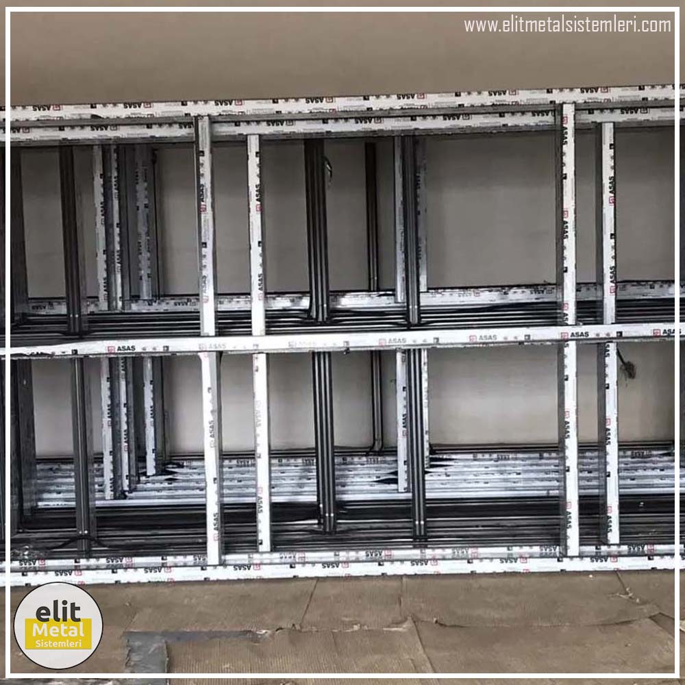 alüminyum çit sistemleri, alüminyum merdiven bariyeri, balkon alüminyum panel, paslanmaz alüminyum güvenlik, dayanıklı alüminyum korkuluk profili, cam panel balkon korkuluğu, temperli cam merdiven paneli, şeffaf cam güvenlik bariyeri, paslanmaz cam bağlantı elemanları, dekoratif cam panel çözümleri, ferforje balkon bariyeri, el işçiliği ferforje panel, özel tasarım ferforje güvenlik, ferforje dış alan koruma, dayanıklı ferforje çit, lazer kesim metal panel, desenli lazer kesim korkuluk, lazer teknoloji ile üretilmiş korkuluk, özel motifli lazer panel, dekoratif lazer metal bariyer, galvaniz mesh panel çit, sanayi tipi mesh güvenlik, tel örgü panel uygulaması, otopark güvenlik paneli, balkon tel panel çözümü, pleksi merdiven paneli, şeffaf pleksi bariyer, dayanıklı pleksi korkuluk, iç mekân pleksi uygulaması, alüminyum duvar tutamaç, merdiven alüminyum tutamak, dayanıklı duvar destek aparatı, motorlu otomatik tente sistemi, açılır kapanır pergole uygulaması, uzaktan kumandalı pergole, motorlu kepenk sistemi, güvenlikli otomatik kepenk, alüminyum çerçeveli kış bahçesi, camlı teras kış bahçesi, kompozit panel dış cephe, alüminyum kaplamalı kompozit panel