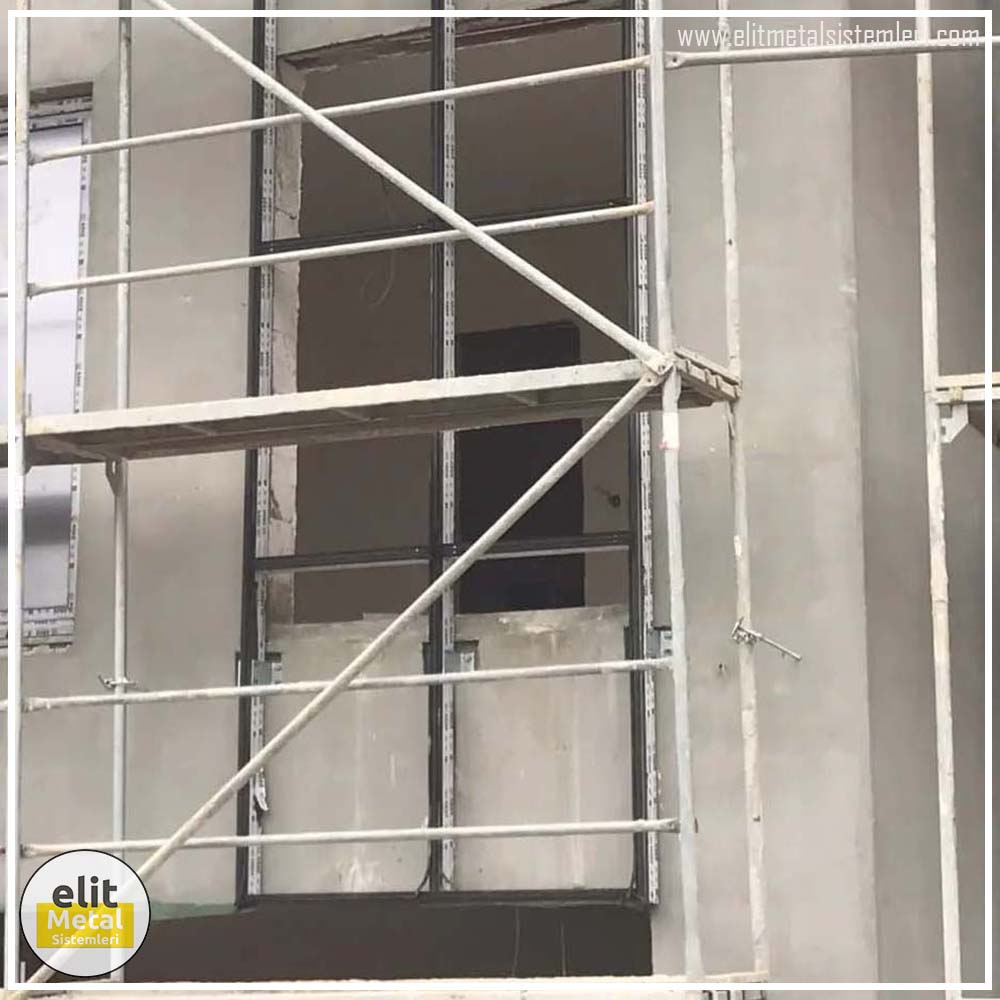 alüminyum çit sistemleri, alüminyum merdiven bariyeri, balkon alüminyum panel, paslanmaz alüminyum güvenlik, dayanıklı alüminyum korkuluk profili, cam panel balkon korkuluğu, temperli cam merdiven paneli, şeffaf cam güvenlik bariyeri, paslanmaz cam bağlantı elemanları, dekoratif cam panel çözümleri, ferforje balkon bariyeri, el işçiliği ferforje panel, özel tasarım ferforje güvenlik, ferforje dış alan koruma, dayanıklı ferforje çit, lazer kesim metal panel, desenli lazer kesim korkuluk, lazer teknoloji ile üretilmiş korkuluk, özel motifli lazer panel, dekoratif lazer metal bariyer, galvaniz mesh panel çit, sanayi tipi mesh güvenlik, tel örgü panel uygulaması, otopark güvenlik paneli, balkon tel panel çözümü, pleksi merdiven paneli, şeffaf pleksi bariyer, dayanıklı pleksi korkuluk, iç mekân pleksi uygulaması, alüminyum duvar tutamaç, merdiven alüminyum tutamak, dayanıklı duvar destek aparatı, motorlu otomatik tente sistemi, açılır kapanır pergole uygulaması, uzaktan kumandalı pergole, motorlu kepenk sistemi, güvenlikli otomatik kepenk, alüminyum çerçeveli kış bahçesi, camlı teras kış bahçesi, kompozit panel dış cephe, alüminyum kaplamalı kompozit panel