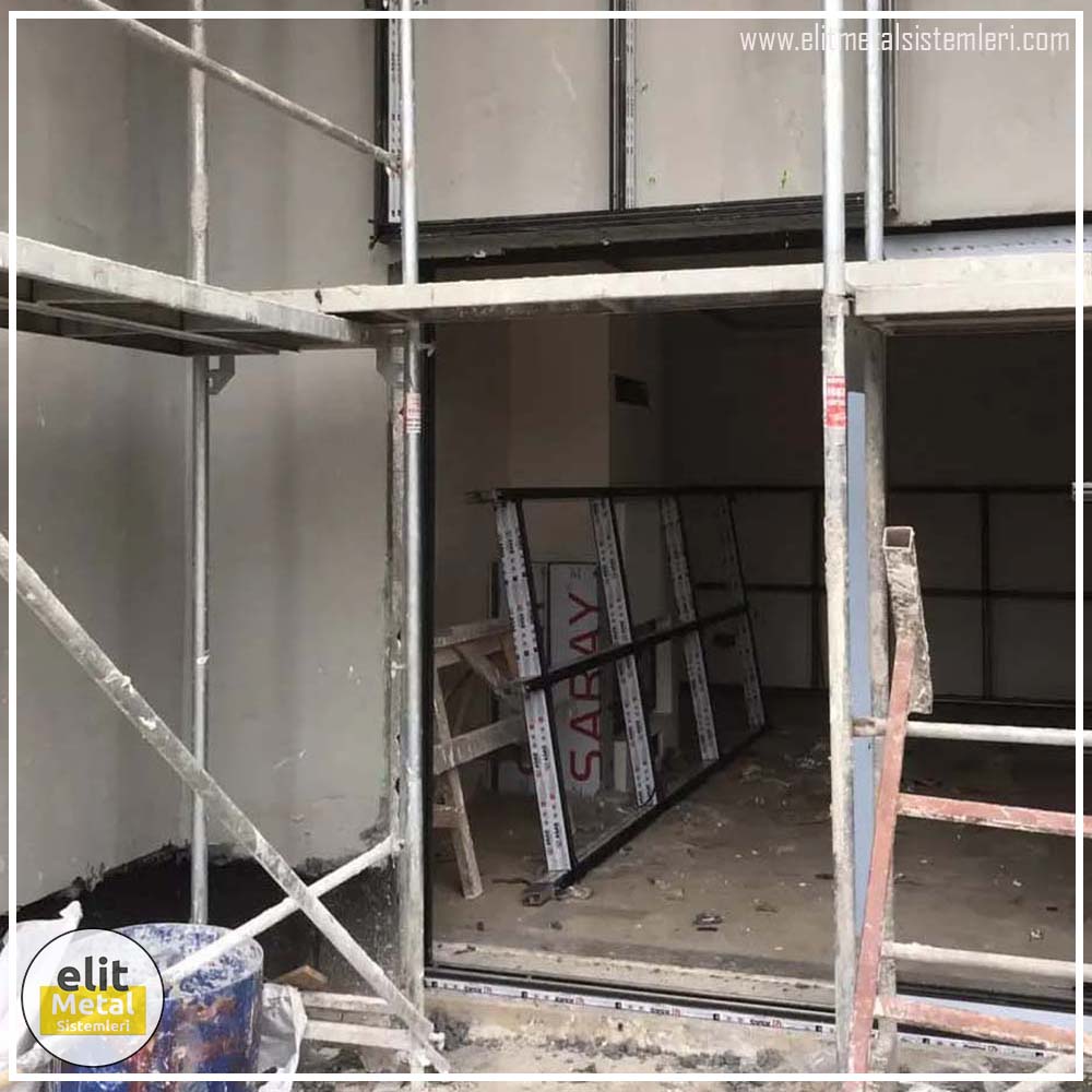 alüminyum çit sistemleri, alüminyum merdiven bariyeri, balkon alüminyum panel, paslanmaz alüminyum güvenlik, dayanıklı alüminyum korkuluk profili, cam panel balkon korkuluğu, temperli cam merdiven paneli, şeffaf cam güvenlik bariyeri, paslanmaz cam bağlantı elemanları, dekoratif cam panel çözümleri, ferforje balkon bariyeri, el işçiliği ferforje panel, özel tasarım ferforje güvenlik, ferforje dış alan koruma, dayanıklı ferforje çit, lazer kesim metal panel, desenli lazer kesim korkuluk, lazer teknoloji ile üretilmiş korkuluk, özel motifli lazer panel, dekoratif lazer metal bariyer, galvaniz mesh panel çit, sanayi tipi mesh güvenlik, tel örgü panel uygulaması, otopark güvenlik paneli, balkon tel panel çözümü, pleksi merdiven paneli, şeffaf pleksi bariyer, dayanıklı pleksi korkuluk, iç mekân pleksi uygulaması, alüminyum duvar tutamaç, merdiven alüminyum tutamak, dayanıklı duvar destek aparatı, motorlu otomatik tente sistemi, açılır kapanır pergole uygulaması, uzaktan kumandalı pergole, motorlu kepenk sistemi, güvenlikli otomatik kepenk, alüminyum çerçeveli kış bahçesi, camlı teras kış bahçesi, kompozit panel dış cephe, alüminyum kaplamalı kompozit panel