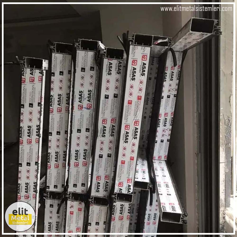 alüminyum çit sistemleri, alüminyum merdiven bariyeri, balkon alüminyum panel, paslanmaz alüminyum güvenlik, dayanıklı alüminyum korkuluk profili, cam panel balkon korkuluğu, temperli cam merdiven paneli, şeffaf cam güvenlik bariyeri, paslanmaz cam bağlantı elemanları, dekoratif cam panel çözümleri, ferforje balkon bariyeri, el işçiliği ferforje panel, özel tasarım ferforje güvenlik, ferforje dış alan koruma, dayanıklı ferforje çit, lazer kesim metal panel, desenli lazer kesim korkuluk, lazer teknoloji ile üretilmiş korkuluk, özel motifli lazer panel, dekoratif lazer metal bariyer, galvaniz mesh panel çit, sanayi tipi mesh güvenlik, tel örgü panel uygulaması, otopark güvenlik paneli, balkon tel panel çözümü, pleksi merdiven paneli, şeffaf pleksi bariyer, dayanıklı pleksi korkuluk, iç mekân pleksi uygulaması, alüminyum duvar tutamaç, merdiven alüminyum tutamak, dayanıklı duvar destek aparatı, motorlu otomatik tente sistemi, açılır kapanır pergole uygulaması, uzaktan kumandalı pergole, motorlu kepenk sistemi, güvenlikli otomatik kepenk, alüminyum çerçeveli kış bahçesi, camlı teras kış bahçesi, kompozit panel dış cephe, alüminyum kaplamalı kompozit panel