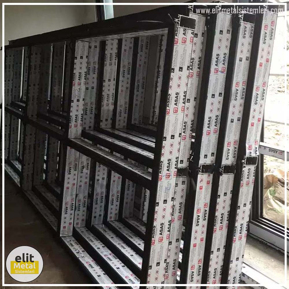 alüminyum çit sistemleri, alüminyum merdiven bariyeri, balkon alüminyum panel, paslanmaz alüminyum güvenlik, dayanıklı alüminyum korkuluk profili, cam panel balkon korkuluğu, temperli cam merdiven paneli, şeffaf cam güvenlik bariyeri, paslanmaz cam bağlantı elemanları, dekoratif cam panel çözümleri, ferforje balkon bariyeri, el işçiliği ferforje panel, özel tasarım ferforje güvenlik, ferforje dış alan koruma, dayanıklı ferforje çit, lazer kesim metal panel, desenli lazer kesim korkuluk, lazer teknoloji ile üretilmiş korkuluk, özel motifli lazer panel, dekoratif lazer metal bariyer, galvaniz mesh panel çit, sanayi tipi mesh güvenlik, tel örgü panel uygulaması, otopark güvenlik paneli, balkon tel panel çözümü, pleksi merdiven paneli, şeffaf pleksi bariyer, dayanıklı pleksi korkuluk, iç mekân pleksi uygulaması, alüminyum duvar tutamaç, merdiven alüminyum tutamak, dayanıklı duvar destek aparatı, motorlu otomatik tente sistemi, açılır kapanır pergole uygulaması, uzaktan kumandalı pergole, motorlu kepenk sistemi, güvenlikli otomatik kepenk, alüminyum çerçeveli kış bahçesi, camlı teras kış bahçesi, kompozit panel dış cephe, alüminyum kaplamalı kompozit panel