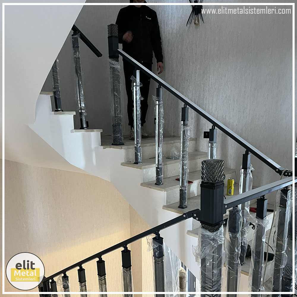 alüminyum çit sistemleri, alüminyum merdiven bariyeri, balkon alüminyum panel, paslanmaz alüminyum güvenlik, dayanıklı alüminyum korkuluk profili, cam panel balkon korkuluğu, temperli cam merdiven paneli, şeffaf cam güvenlik bariyeri, paslanmaz cam bağlantı elemanları, dekoratif cam panel çözümleri, ferforje balkon bariyeri, el işçiliği ferforje panel, özel tasarım ferforje güvenlik, ferforje dış alan koruma, dayanıklı ferforje çit, lazer kesim metal panel, desenli lazer kesim korkuluk, lazer teknoloji ile üretilmiş korkuluk, özel motifli lazer panel, dekoratif lazer metal bariyer, galvaniz mesh panel çit, sanayi tipi mesh güvenlik, tel örgü panel uygulaması, otopark güvenlik paneli, balkon tel panel çözümü, pleksi merdiven paneli, şeffaf pleksi bariyer, dayanıklı pleksi korkuluk, iç mekân pleksi uygulaması, alüminyum duvar tutamaç, merdiven alüminyum tutamak, dayanıklı duvar destek aparatı, motorlu otomatik tente sistemi, açılır kapanır pergole uygulaması, uzaktan kumandalı pergole, motorlu kepenk sistemi, güvenlikli otomatik kepenk, alüminyum çerçeveli kış bahçesi, camlı teras kış bahçesi, kompozit panel dış cephe, alüminyum kaplamalı kompozit panel