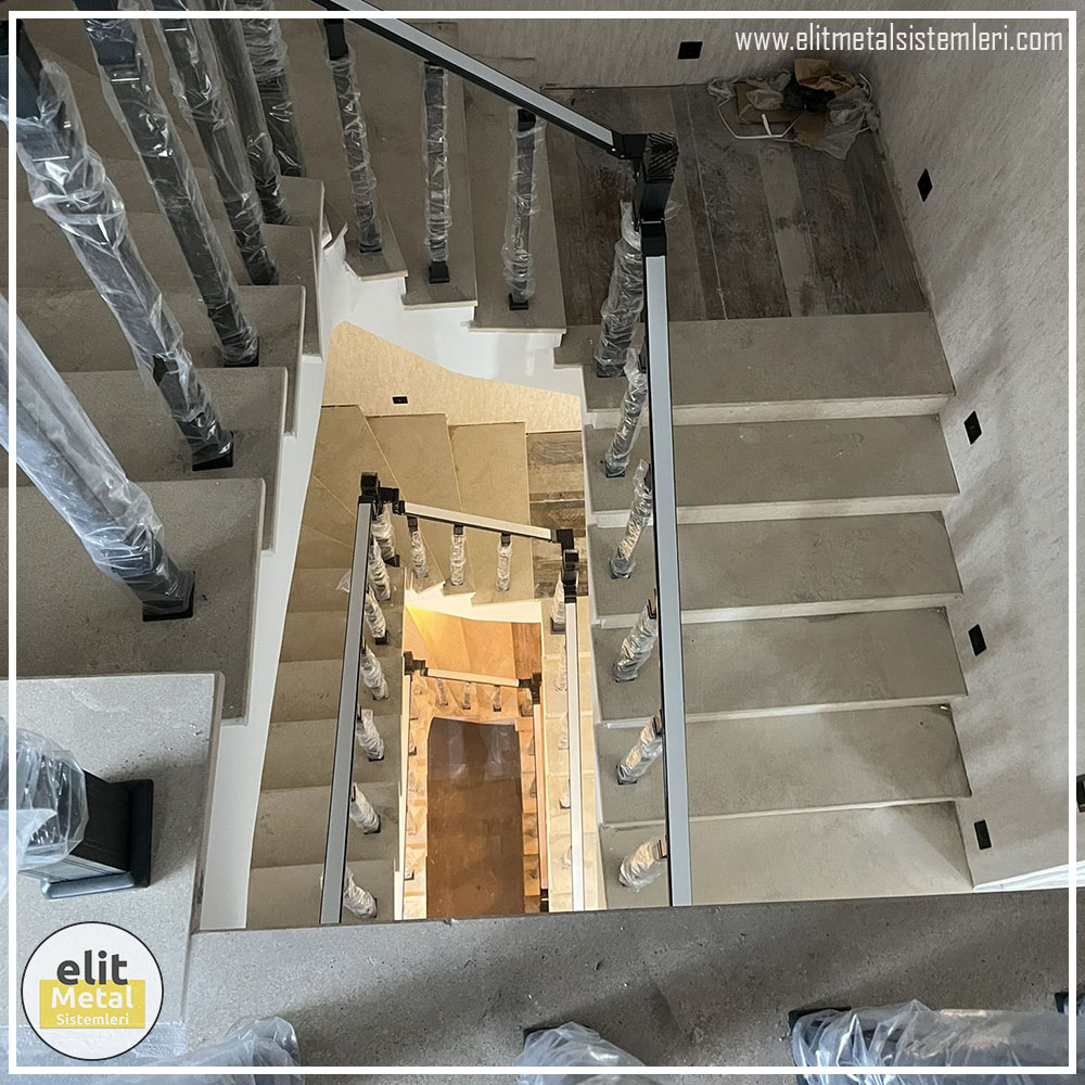 alüminyum çit sistemleri, alüminyum merdiven bariyeri, balkon alüminyum panel, paslanmaz alüminyum güvenlik, dayanıklı alüminyum korkuluk profili, cam panel balkon korkuluğu, temperli cam merdiven paneli, şeffaf cam güvenlik bariyeri, paslanmaz cam bağlantı elemanları, dekoratif cam panel çözümleri, ferforje balkon bariyeri, el işçiliği ferforje panel, özel tasarım ferforje güvenlik, ferforje dış alan koruma, dayanıklı ferforje çit, lazer kesim metal panel, desenli lazer kesim korkuluk, lazer teknoloji ile üretilmiş korkuluk, özel motifli lazer panel, dekoratif lazer metal bariyer, galvaniz mesh panel çit, sanayi tipi mesh güvenlik, tel örgü panel uygulaması, otopark güvenlik paneli, balkon tel panel çözümü, pleksi merdiven paneli, şeffaf pleksi bariyer, dayanıklı pleksi korkuluk, iç mekân pleksi uygulaması, alüminyum duvar tutamaç, merdiven alüminyum tutamak, dayanıklı duvar destek aparatı, motorlu otomatik tente sistemi, açılır kapanır pergole uygulaması, uzaktan kumandalı pergole, motorlu kepenk sistemi, güvenlikli otomatik kepenk, alüminyum çerçeveli kış bahçesi, camlı teras kış bahçesi, kompozit panel dış cephe, alüminyum kaplamalı kompozit panel