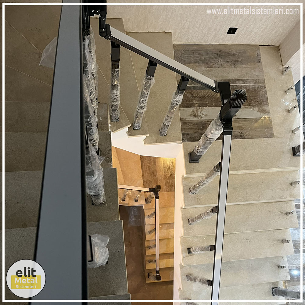 alüminyum çit sistemleri, alüminyum merdiven bariyeri, balkon alüminyum panel, paslanmaz alüminyum güvenlik, dayanıklı alüminyum korkuluk profili, cam panel balkon korkuluğu, temperli cam merdiven paneli, şeffaf cam güvenlik bariyeri, paslanmaz cam bağlantı elemanları, dekoratif cam panel çözümleri, ferforje balkon bariyeri, el işçiliği ferforje panel, özel tasarım ferforje güvenlik, ferforje dış alan koruma, dayanıklı ferforje çit, lazer kesim metal panel, desenli lazer kesim korkuluk, lazer teknoloji ile üretilmiş korkuluk, özel motifli lazer panel, dekoratif lazer metal bariyer, galvaniz mesh panel çit, sanayi tipi mesh güvenlik, tel örgü panel uygulaması, otopark güvenlik paneli, balkon tel panel çözümü, pleksi merdiven paneli, şeffaf pleksi bariyer, dayanıklı pleksi korkuluk, iç mekân pleksi uygulaması, alüminyum duvar tutamaç, merdiven alüminyum tutamak, dayanıklı duvar destek aparatı, motorlu otomatik tente sistemi, açılır kapanır pergole uygulaması, uzaktan kumandalı pergole, motorlu kepenk sistemi, güvenlikli otomatik kepenk, alüminyum çerçeveli kış bahçesi, camlı teras kış bahçesi, kompozit panel dış cephe, alüminyum kaplamalı kompozit panel