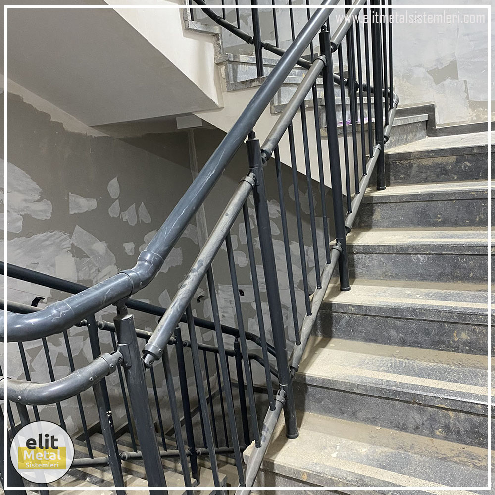 alüminyum çit sistemleri, alüminyum merdiven bariyeri, balkon alüminyum panel, paslanmaz alüminyum güvenlik, dayanıklı alüminyum korkuluk profili, cam panel balkon korkuluğu, temperli cam merdiven paneli, şeffaf cam güvenlik bariyeri, paslanmaz cam bağlantı elemanları, dekoratif cam panel çözümleri, ferforje balkon bariyeri, el işçiliği ferforje panel, özel tasarım ferforje güvenlik, ferforje dış alan koruma, dayanıklı ferforje çit, lazer kesim metal panel, desenli lazer kesim korkuluk, lazer teknoloji ile üretilmiş korkuluk, özel motifli lazer panel, dekoratif lazer metal bariyer, galvaniz mesh panel çit, sanayi tipi mesh güvenlik, tel örgü panel uygulaması, otopark güvenlik paneli, balkon tel panel çözümü, pleksi merdiven paneli, şeffaf pleksi bariyer, dayanıklı pleksi korkuluk, iç mekân pleksi uygulaması, alüminyum duvar tutamaç, merdiven alüminyum tutamak, dayanıklı duvar destek aparatı, motorlu otomatik tente sistemi, açılır kapanır pergole uygulaması, uzaktan kumandalı pergole, motorlu kepenk sistemi, güvenlikli otomatik kepenk, alüminyum çerçeveli kış bahçesi, camlı teras kış bahçesi, kompozit panel dış cephe, alüminyum kaplamalı kompozit panel