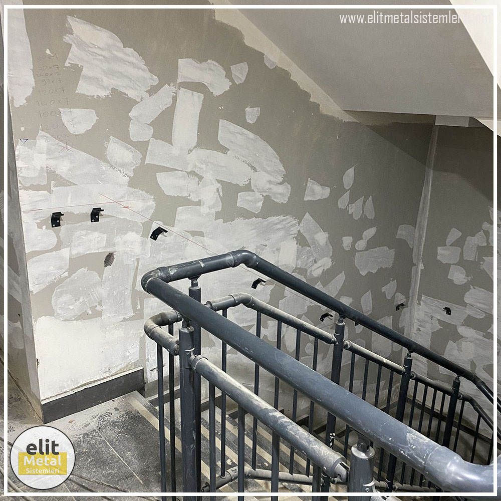 alüminyum çit sistemleri, alüminyum merdiven bariyeri, balkon alüminyum panel, paslanmaz alüminyum güvenlik, dayanıklı alüminyum korkuluk profili, cam panel balkon korkuluğu, temperli cam merdiven paneli, şeffaf cam güvenlik bariyeri, paslanmaz cam bağlantı elemanları, dekoratif cam panel çözümleri, ferforje balkon bariyeri, el işçiliği ferforje panel, özel tasarım ferforje güvenlik, ferforje dış alan koruma, dayanıklı ferforje çit, lazer kesim metal panel, desenli lazer kesim korkuluk, lazer teknoloji ile üretilmiş korkuluk, özel motifli lazer panel, dekoratif lazer metal bariyer, galvaniz mesh panel çit, sanayi tipi mesh güvenlik, tel örgü panel uygulaması, otopark güvenlik paneli, balkon tel panel çözümü, pleksi merdiven paneli, şeffaf pleksi bariyer, dayanıklı pleksi korkuluk, iç mekân pleksi uygulaması, alüminyum duvar tutamaç, merdiven alüminyum tutamak, dayanıklı duvar destek aparatı, motorlu otomatik tente sistemi, açılır kapanır pergole uygulaması, uzaktan kumandalı pergole, motorlu kepenk sistemi, güvenlikli otomatik kepenk, alüminyum çerçeveli kış bahçesi, camlı teras kış bahçesi, kompozit panel dış cephe, alüminyum kaplamalı kompozit panel