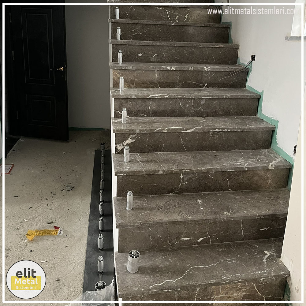 alüminyum çit sistemleri, alüminyum merdiven bariyeri, balkon alüminyum panel, paslanmaz alüminyum güvenlik, dayanıklı alüminyum korkuluk profili, cam panel balkon korkuluğu, temperli cam merdiven paneli, şeffaf cam güvenlik bariyeri, paslanmaz cam bağlantı elemanları, dekoratif cam panel çözümleri, ferforje balkon bariyeri, el işçiliği ferforje panel, özel tasarım ferforje güvenlik, ferforje dış alan koruma, dayanıklı ferforje çit, lazer kesim metal panel, desenli lazer kesim korkuluk, lazer teknoloji ile üretilmiş korkuluk, özel motifli lazer panel, dekoratif lazer metal bariyer, galvaniz mesh panel çit, sanayi tipi mesh güvenlik, tel örgü panel uygulaması, otopark güvenlik paneli, balkon tel panel çözümü, pleksi merdiven paneli, şeffaf pleksi bariyer, dayanıklı pleksi korkuluk, iç mekân pleksi uygulaması, alüminyum duvar tutamaç, merdiven alüminyum tutamak, dayanıklı duvar destek aparatı, motorlu otomatik tente sistemi, açılır kapanır pergole uygulaması, uzaktan kumandalı pergole, motorlu kepenk sistemi, güvenlikli otomatik kepenk, alüminyum çerçeveli kış bahçesi, camlı teras kış bahçesi, kompozit panel dış cephe, alüminyum kaplamalı kompozit panel