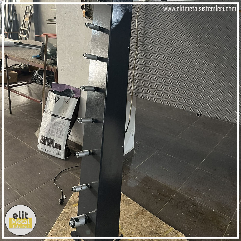 alüminyum çit sistemleri, alüminyum merdiven bariyeri, balkon alüminyum panel, paslanmaz alüminyum güvenlik, dayanıklı alüminyum korkuluk profili, cam panel balkon korkuluğu, temperli cam merdiven paneli, şeffaf cam güvenlik bariyeri, paslanmaz cam bağlantı elemanları, dekoratif cam panel çözümleri, ferforje balkon bariyeri, el işçiliği ferforje panel, özel tasarım ferforje güvenlik, ferforje dış alan koruma, dayanıklı ferforje çit, lazer kesim metal panel, desenli lazer kesim korkuluk, lazer teknoloji ile üretilmiş korkuluk, özel motifli lazer panel, dekoratif lazer metal bariyer, galvaniz mesh panel çit, sanayi tipi mesh güvenlik, tel örgü panel uygulaması, otopark güvenlik paneli, balkon tel panel çözümü, pleksi merdiven paneli, şeffaf pleksi bariyer, dayanıklı pleksi korkuluk, iç mekân pleksi uygulaması, alüminyum duvar tutamaç, merdiven alüminyum tutamak, dayanıklı duvar destek aparatı, motorlu otomatik tente sistemi, açılır kapanır pergole uygulaması, uzaktan kumandalı pergole, motorlu kepenk sistemi, güvenlikli otomatik kepenk, alüminyum çerçeveli kış bahçesi, camlı teras kış bahçesi, kompozit panel dış cephe, alüminyum kaplamalı kompozit panel