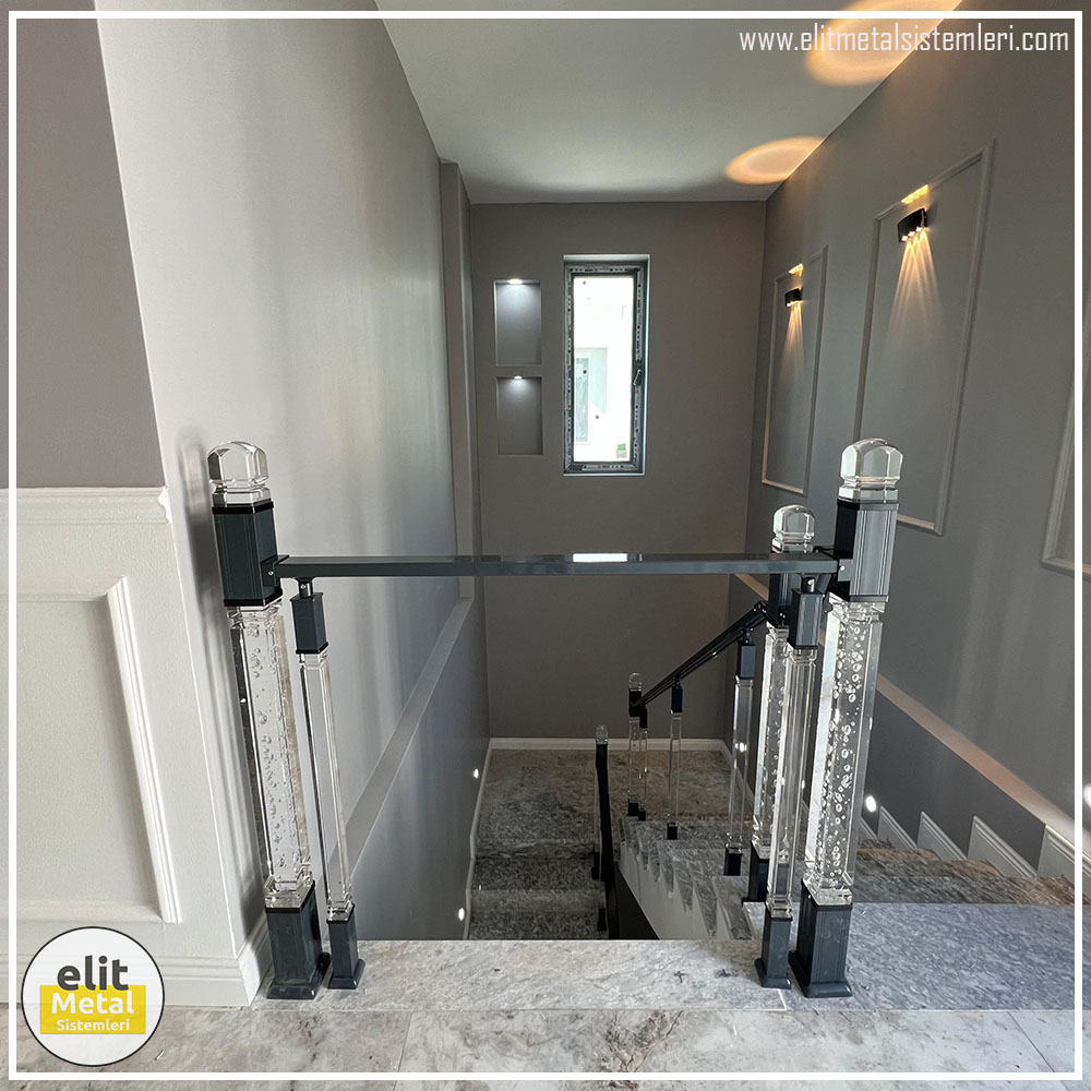 alüminyum çit sistemleri, alüminyum merdiven bariyeri, balkon alüminyum panel, paslanmaz alüminyum güvenlik, dayanıklı alüminyum korkuluk profili, cam panel balkon korkuluğu, temperli cam merdiven paneli, şeffaf cam güvenlik bariyeri, paslanmaz cam bağlantı elemanları, dekoratif cam panel çözümleri, ferforje balkon bariyeri, el işçiliği ferforje panel, özel tasarım ferforje güvenlik, ferforje dış alan koruma, dayanıklı ferforje çit, lazer kesim metal panel, desenli lazer kesim korkuluk, lazer teknoloji ile üretilmiş korkuluk, özel motifli lazer panel, dekoratif lazer metal bariyer, galvaniz mesh panel çit, sanayi tipi mesh güvenlik, tel örgü panel uygulaması, otopark güvenlik paneli, balkon tel panel çözümü, pleksi merdiven paneli, şeffaf pleksi bariyer, dayanıklı pleksi korkuluk, iç mekân pleksi uygulaması, alüminyum duvar tutamaç, merdiven alüminyum tutamak, dayanıklı duvar destek aparatı, motorlu otomatik tente sistemi, açılır kapanır pergole uygulaması, uzaktan kumandalı pergole, motorlu kepenk sistemi, güvenlikli otomatik kepenk, alüminyum çerçeveli kış bahçesi, camlı teras kış bahçesi, kompozit panel dış cephe, alüminyum kaplamalı kompozit panel