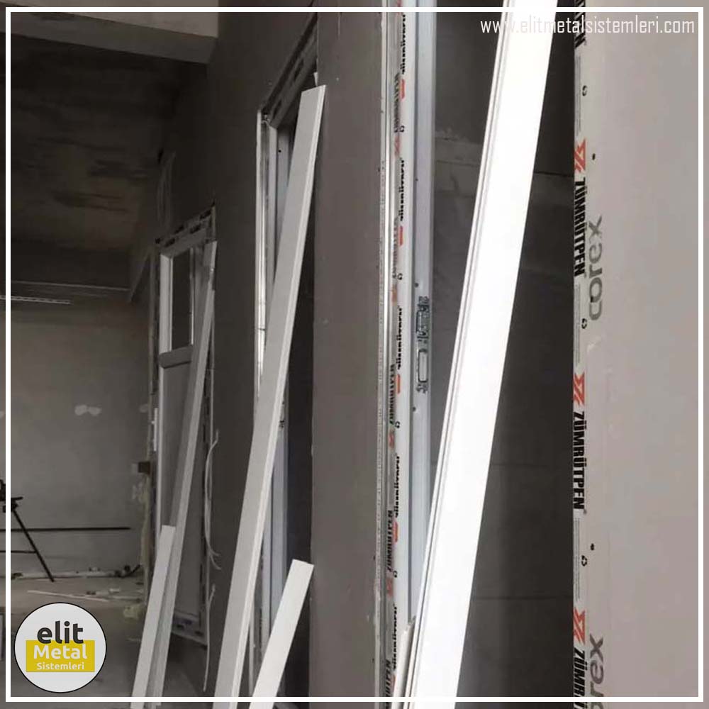 alüminyum çit sistemleri, alüminyum merdiven bariyeri, balkon alüminyum panel, paslanmaz alüminyum güvenlik, dayanıklı alüminyum korkuluk profili, cam panel balkon korkuluğu, temperli cam merdiven paneli, şeffaf cam güvenlik bariyeri, paslanmaz cam bağlantı elemanları, dekoratif cam panel çözümleri, ferforje balkon bariyeri, el işçiliği ferforje panel, özel tasarım ferforje güvenlik, ferforje dış alan koruma, dayanıklı ferforje çit, lazer kesim metal panel, desenli lazer kesim korkuluk, lazer teknoloji ile üretilmiş korkuluk, özel motifli lazer panel, dekoratif lazer metal bariyer, galvaniz mesh panel çit, sanayi tipi mesh güvenlik, tel örgü panel uygulaması, otopark güvenlik paneli, balkon tel panel çözümü, pleksi merdiven paneli, şeffaf pleksi bariyer, dayanıklı pleksi korkuluk, iç mekân pleksi uygulaması, alüminyum duvar tutamaç, merdiven alüminyum tutamak, dayanıklı duvar destek aparatı, motorlu otomatik tente sistemi, açılır kapanır pergole uygulaması, uzaktan kumandalı pergole, motorlu kepenk sistemi, güvenlikli otomatik kepenk, alüminyum çerçeveli kış bahçesi, camlı teras kış bahçesi, kompozit panel dış cephe, alüminyum kaplamalı kompozit panel