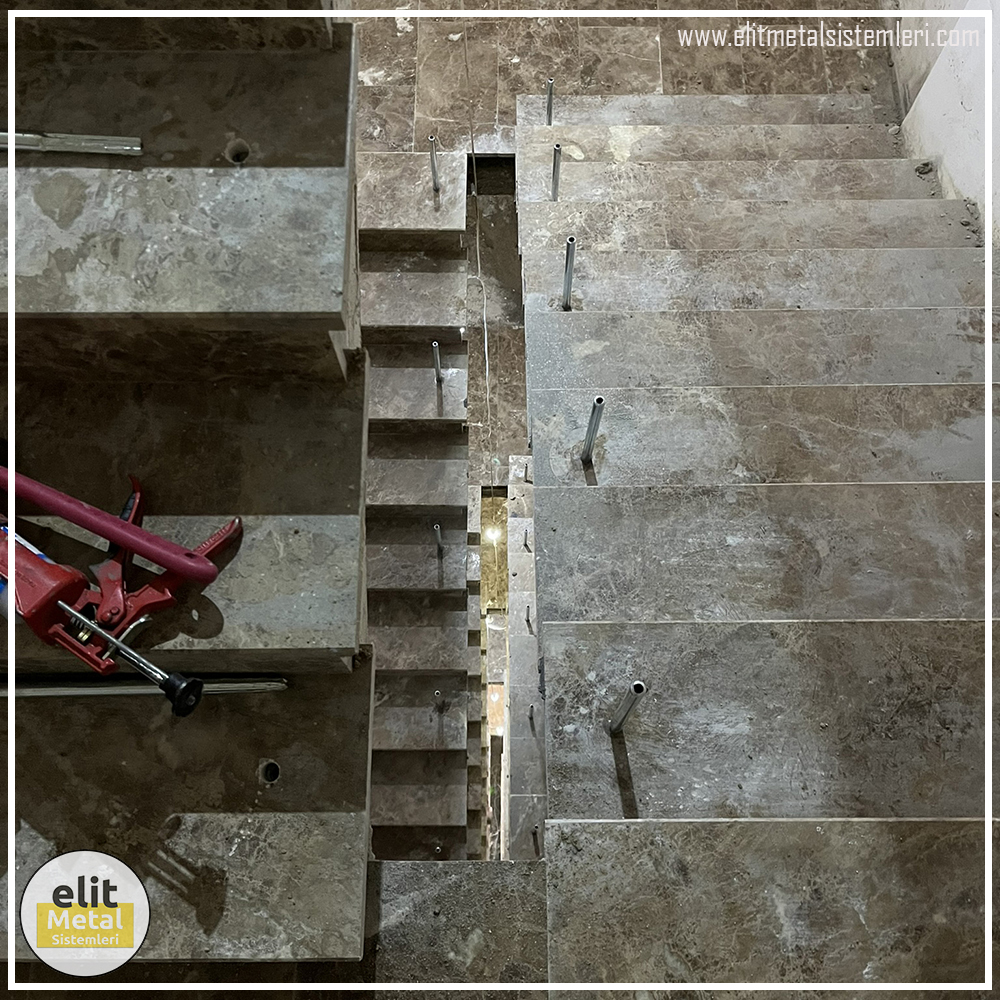 alüminyum çit sistemleri, alüminyum merdiven bariyeri, balkon alüminyum panel, paslanmaz alüminyum güvenlik, dayanıklı alüminyum korkuluk profili, cam panel balkon korkuluğu, temperli cam merdiven paneli, şeffaf cam güvenlik bariyeri, paslanmaz cam bağlantı elemanları, dekoratif cam panel çözümleri, ferforje balkon bariyeri, el işçiliği ferforje panel, özel tasarım ferforje güvenlik, ferforje dış alan koruma, dayanıklı ferforje çit, lazer kesim metal panel, desenli lazer kesim korkuluk, lazer teknoloji ile üretilmiş korkuluk, özel motifli lazer panel, dekoratif lazer metal bariyer, galvaniz mesh panel çit, sanayi tipi mesh güvenlik, tel örgü panel uygulaması, otopark güvenlik paneli, balkon tel panel çözümü, pleksi merdiven paneli, şeffaf pleksi bariyer, dayanıklı pleksi korkuluk, iç mekân pleksi uygulaması, alüminyum duvar tutamaç, merdiven alüminyum tutamak, dayanıklı duvar destek aparatı, motorlu otomatik tente sistemi, açılır kapanır pergole uygulaması, uzaktan kumandalı pergole, motorlu kepenk sistemi, güvenlikli otomatik kepenk, alüminyum çerçeveli kış bahçesi, camlı teras kış bahçesi, kompozit panel dış cephe, alüminyum kaplamalı kompozit panel