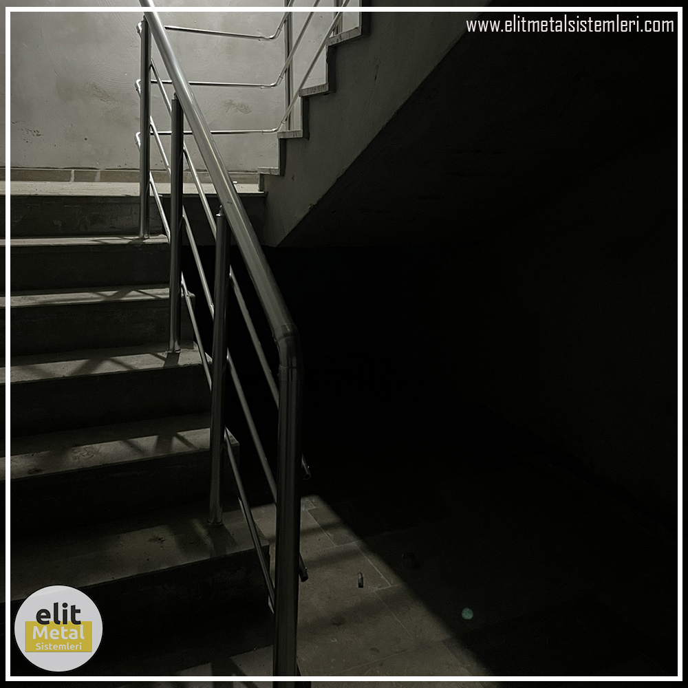 alüminyum çit sistemleri, alüminyum merdiven bariyeri, balkon alüminyum panel, paslanmaz alüminyum güvenlik, dayanıklı alüminyum korkuluk profili, cam panel balkon korkuluğu, temperli cam merdiven paneli, şeffaf cam güvenlik bariyeri, paslanmaz cam bağlantı elemanları, dekoratif cam panel çözümleri, ferforje balkon bariyeri, el işçiliği ferforje panel, özel tasarım ferforje güvenlik, ferforje dış alan koruma, dayanıklı ferforje çit, lazer kesim metal panel, desenli lazer kesim korkuluk, lazer teknoloji ile üretilmiş korkuluk, özel motifli lazer panel, dekoratif lazer metal bariyer, galvaniz mesh panel çit, sanayi tipi mesh güvenlik, tel örgü panel uygulaması, otopark güvenlik paneli, balkon tel panel çözümü, pleksi merdiven paneli, şeffaf pleksi bariyer, dayanıklı pleksi korkuluk, iç mekân pleksi uygulaması, alüminyum duvar tutamaç, merdiven alüminyum tutamak, dayanıklı duvar destek aparatı, motorlu otomatik tente sistemi, açılır kapanır pergole uygulaması, uzaktan kumandalı pergole, motorlu kepenk sistemi, güvenlikli otomatik kepenk, alüminyum çerçeveli kış bahçesi, camlı teras kış bahçesi, kompozit panel dış cephe, alüminyum kaplamalı kompozit panel