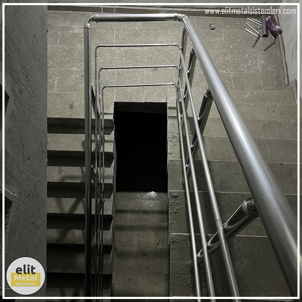 alüminyum çit sistemleri, alüminyum merdiven bariyeri, balkon alüminyum panel, paslanmaz alüminyum güvenlik, dayanıklı alüminyum korkuluk profili, cam panel balkon korkuluğu, temperli cam merdiven paneli, şeffaf cam güvenlik bariyeri, paslanmaz cam bağlantı elemanları, dekoratif cam panel çözümleri, ferforje balkon bariyeri, el işçiliği ferforje panel, özel tasarım ferforje güvenlik, ferforje dış alan koruma, dayanıklı ferforje çit, lazer kesim metal panel, desenli lazer kesim korkuluk, lazer teknoloji ile üretilmiş korkuluk, özel motifli lazer panel, dekoratif lazer metal bariyer, galvaniz mesh panel çit, sanayi tipi mesh güvenlik, tel örgü panel uygulaması, otopark güvenlik paneli, balkon tel panel çözümü, pleksi merdiven paneli, şeffaf pleksi bariyer, dayanıklı pleksi korkuluk, iç mekân pleksi uygulaması, alüminyum duvar tutamaç, merdiven alüminyum tutamak, dayanıklı duvar destek aparatı, motorlu otomatik tente sistemi, açılır kapanır pergole uygulaması, uzaktan kumandalı pergole, motorlu kepenk sistemi, güvenlikli otomatik kepenk, alüminyum çerçeveli kış bahçesi, camlı teras kış bahçesi, kompozit panel dış cephe, alüminyum kaplamalı kompozit panel