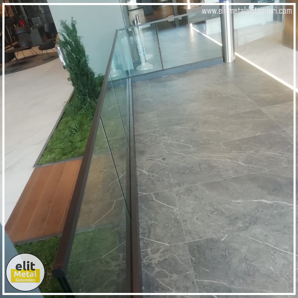 alüminyum çit sistemleri, alüminyum merdiven bariyeri, balkon alüminyum panel, paslanmaz alüminyum güvenlik, dayanıklı alüminyum korkuluk profili, cam panel balkon korkuluğu, temperli cam merdiven paneli, şeffaf cam güvenlik bariyeri, paslanmaz cam bağlantı elemanları, dekoratif cam panel çözümleri, ferforje balkon bariyeri, el işçiliği ferforje panel, özel tasarım ferforje güvenlik, ferforje dış alan koruma, dayanıklı ferforje çit, lazer kesim metal panel, desenli lazer kesim korkuluk, lazer teknoloji ile üretilmiş korkuluk, özel motifli lazer panel, dekoratif lazer metal bariyer, galvaniz mesh panel çit, sanayi tipi mesh güvenlik, tel örgü panel uygulaması, otopark güvenlik paneli, balkon tel panel çözümü, pleksi merdiven paneli, şeffaf pleksi bariyer, dayanıklı pleksi korkuluk, iç mekân pleksi uygulaması, alüminyum duvar tutamaç, merdiven alüminyum tutamak, dayanıklı duvar destek aparatı, motorlu otomatik tente sistemi, açılır kapanır pergole uygulaması, uzaktan kumandalı pergole, motorlu kepenk sistemi, güvenlikli otomatik kepenk, alüminyum çerçeveli kış bahçesi, camlı teras kış bahçesi, kompozit panel dış cephe, alüminyum kaplamalı kompozit panel