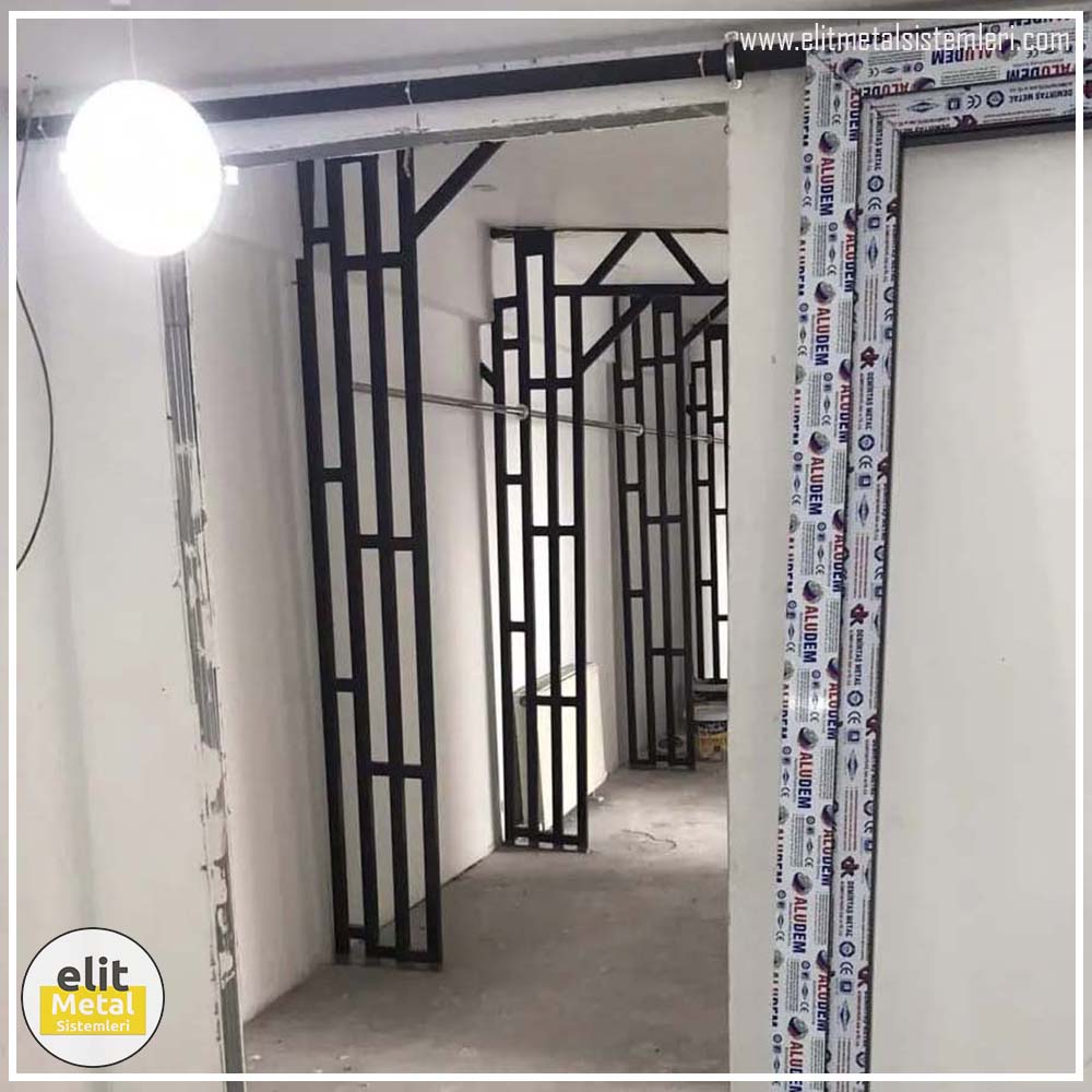 alüminyum çit sistemleri, alüminyum merdiven bariyeri, balkon alüminyum panel, paslanmaz alüminyum güvenlik, dayanıklı alüminyum korkuluk profili, cam panel balkon korkuluğu, temperli cam merdiven paneli, şeffaf cam güvenlik bariyeri, paslanmaz cam bağlantı elemanları, dekoratif cam panel çözümleri, ferforje balkon bariyeri, el işçiliği ferforje panel, özel tasarım ferforje güvenlik, ferforje dış alan koruma, dayanıklı ferforje çit, lazer kesim metal panel, desenli lazer kesim korkuluk, lazer teknoloji ile üretilmiş korkuluk, özel motifli lazer panel, dekoratif lazer metal bariyer, galvaniz mesh panel çit, sanayi tipi mesh güvenlik, tel örgü panel uygulaması, otopark güvenlik paneli, balkon tel panel çözümü, pleksi merdiven paneli, şeffaf pleksi bariyer, dayanıklı pleksi korkuluk, iç mekân pleksi uygulaması, alüminyum duvar tutamaç, merdiven alüminyum tutamak, dayanıklı duvar destek aparatı, motorlu otomatik tente sistemi, açılır kapanır pergole uygulaması, uzaktan kumandalı pergole, motorlu kepenk sistemi, güvenlikli otomatik kepenk, alüminyum çerçeveli kış bahçesi, camlı teras kış bahçesi, kompozit panel dış cephe, alüminyum kaplamalı kompozit panel