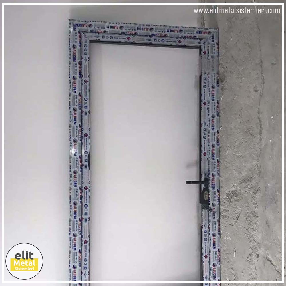 alüminyum çit sistemleri, alüminyum merdiven bariyeri, balkon alüminyum panel, paslanmaz alüminyum güvenlik, dayanıklı alüminyum korkuluk profili, cam panel balkon korkuluğu, temperli cam merdiven paneli, şeffaf cam güvenlik bariyeri, paslanmaz cam bağlantı elemanları, dekoratif cam panel çözümleri, ferforje balkon bariyeri, el işçiliği ferforje panel, özel tasarım ferforje güvenlik, ferforje dış alan koruma, dayanıklı ferforje çit, lazer kesim metal panel, desenli lazer kesim korkuluk, lazer teknoloji ile üretilmiş korkuluk, özel motifli lazer panel, dekoratif lazer metal bariyer, galvaniz mesh panel çit, sanayi tipi mesh güvenlik, tel örgü panel uygulaması, otopark güvenlik paneli, balkon tel panel çözümü, pleksi merdiven paneli, şeffaf pleksi bariyer, dayanıklı pleksi korkuluk, iç mekân pleksi uygulaması, alüminyum duvar tutamaç, merdiven alüminyum tutamak, dayanıklı duvar destek aparatı, motorlu otomatik tente sistemi, açılır kapanır pergole uygulaması, uzaktan kumandalı pergole, motorlu kepenk sistemi, güvenlikli otomatik kepenk, alüminyum çerçeveli kış bahçesi, camlı teras kış bahçesi, kompozit panel dış cephe, alüminyum kaplamalı kompozit panel