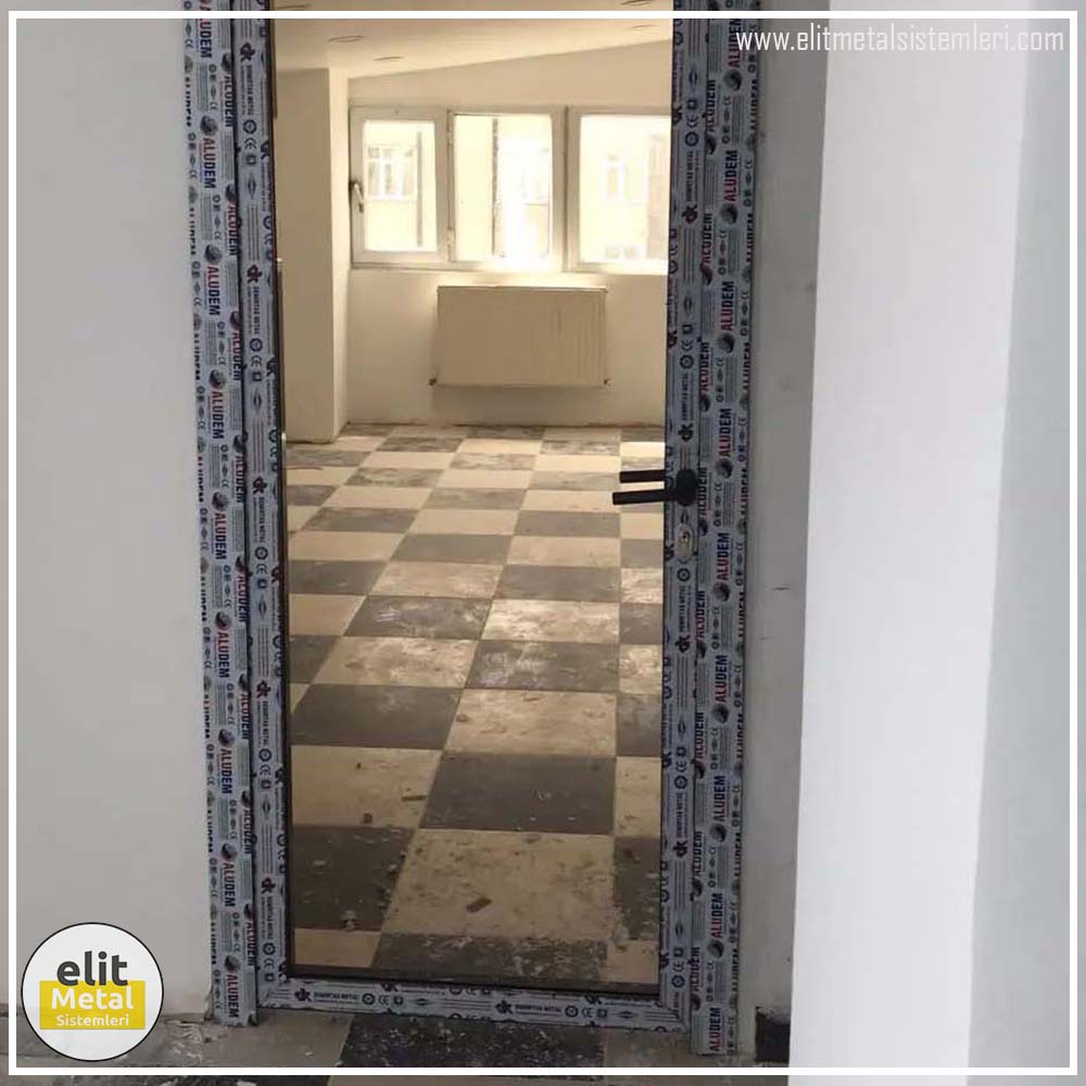 alüminyum çit sistemleri, alüminyum merdiven bariyeri, balkon alüminyum panel, paslanmaz alüminyum güvenlik, dayanıklı alüminyum korkuluk profili, cam panel balkon korkuluğu, temperli cam merdiven paneli, şeffaf cam güvenlik bariyeri, paslanmaz cam bağlantı elemanları, dekoratif cam panel çözümleri, ferforje balkon bariyeri, el işçiliği ferforje panel, özel tasarım ferforje güvenlik, ferforje dış alan koruma, dayanıklı ferforje çit, lazer kesim metal panel, desenli lazer kesim korkuluk, lazer teknoloji ile üretilmiş korkuluk, özel motifli lazer panel, dekoratif lazer metal bariyer, galvaniz mesh panel çit, sanayi tipi mesh güvenlik, tel örgü panel uygulaması, otopark güvenlik paneli, balkon tel panel çözümü, pleksi merdiven paneli, şeffaf pleksi bariyer, dayanıklı pleksi korkuluk, iç mekân pleksi uygulaması, alüminyum duvar tutamaç, merdiven alüminyum tutamak, dayanıklı duvar destek aparatı, motorlu otomatik tente sistemi, açılır kapanır pergole uygulaması, uzaktan kumandalı pergole, motorlu kepenk sistemi, güvenlikli otomatik kepenk, alüminyum çerçeveli kış bahçesi, camlı teras kış bahçesi, kompozit panel dış cephe, alüminyum kaplamalı kompozit panel