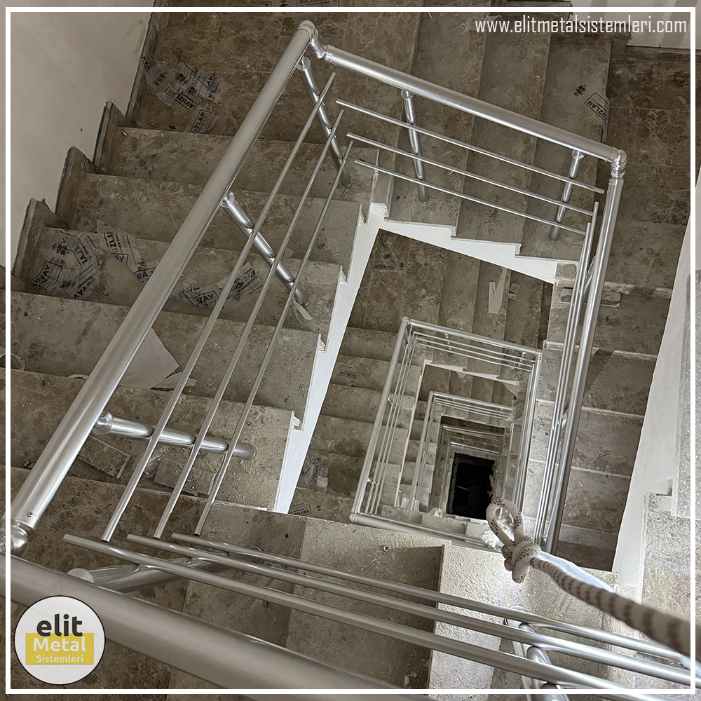 alüminyum çit sistemleri, alüminyum merdiven bariyeri, balkon alüminyum panel, paslanmaz alüminyum güvenlik, dayanıklı alüminyum korkuluk profili, cam panel balkon korkuluğu, temperli cam merdiven paneli, şeffaf cam güvenlik bariyeri, paslanmaz cam bağlantı elemanları, dekoratif cam panel çözümleri, ferforje balkon bariyeri, el işçiliği ferforje panel, özel tasarım ferforje güvenlik, ferforje dış alan koruma, dayanıklı ferforje çit, lazer kesim metal panel, desenli lazer kesim korkuluk, lazer teknoloji ile üretilmiş korkuluk, özel motifli lazer panel, dekoratif lazer metal bariyer, galvaniz mesh panel çit, sanayi tipi mesh güvenlik, tel örgü panel uygulaması, otopark güvenlik paneli, balkon tel panel çözümü, pleksi merdiven paneli, şeffaf pleksi bariyer, dayanıklı pleksi korkuluk, iç mekân pleksi uygulaması, alüminyum duvar tutamaç, merdiven alüminyum tutamak, dayanıklı duvar destek aparatı, motorlu otomatik tente sistemi, açılır kapanır pergole uygulaması, uzaktan kumandalı pergole, motorlu kepenk sistemi, güvenlikli otomatik kepenk, alüminyum çerçeveli kış bahçesi, camlı teras kış bahçesi, kompozit panel dış cephe, alüminyum kaplamalı kompozit panel