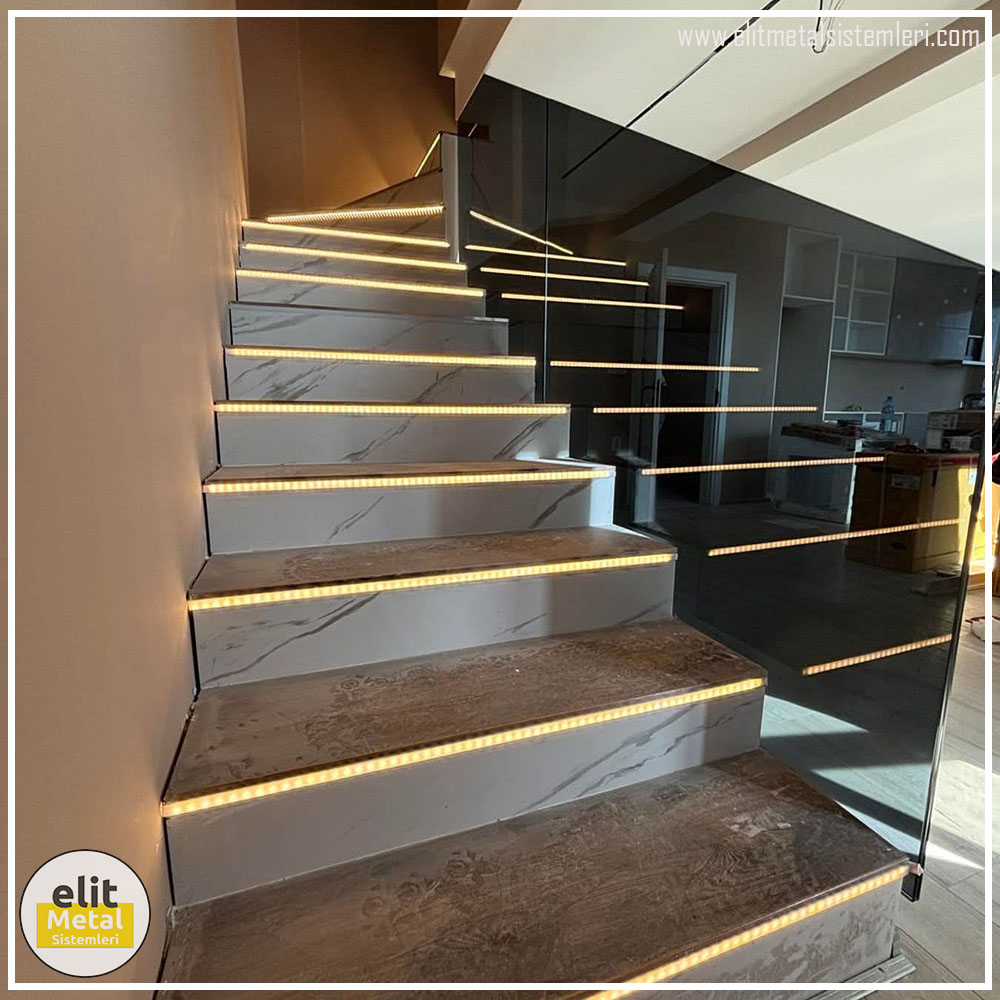 alüminyum çit sistemleri, alüminyum merdiven bariyeri, balkon alüminyum panel, paslanmaz alüminyum güvenlik, dayanıklı alüminyum korkuluk profili, cam panel balkon korkuluğu, temperli cam merdiven paneli, şeffaf cam güvenlik bariyeri, paslanmaz cam bağlantı elemanları, dekoratif cam panel çözümleri, ferforje balkon bariyeri, el işçiliği ferforje panel, özel tasarım ferforje güvenlik, ferforje dış alan koruma, dayanıklı ferforje çit, lazer kesim metal panel, desenli lazer kesim korkuluk, lazer teknoloji ile üretilmiş korkuluk, özel motifli lazer panel, dekoratif lazer metal bariyer, galvaniz mesh panel çit, sanayi tipi mesh güvenlik, tel örgü panel uygulaması, otopark güvenlik paneli, balkon tel panel çözümü, pleksi merdiven paneli, şeffaf pleksi bariyer, dayanıklı pleksi korkuluk, iç mekân pleksi uygulaması, alüminyum duvar tutamaç, merdiven alüminyum tutamak, dayanıklı duvar destek aparatı, motorlu otomatik tente sistemi, açılır kapanır pergole uygulaması, uzaktan kumandalı pergole, motorlu kepenk sistemi, güvenlikli otomatik kepenk, alüminyum çerçeveli kış bahçesi, camlı teras kış bahçesi, kompozit panel dış cephe, alüminyum kaplamalı kompozit panel