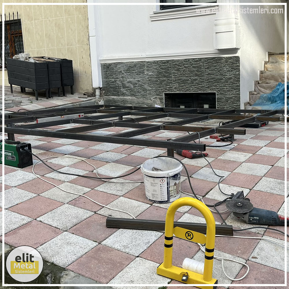 alüminyum çit sistemleri, alüminyum merdiven bariyeri, balkon alüminyum panel, paslanmaz alüminyum güvenlik, dayanıklı alüminyum korkuluk profili, cam panel balkon korkuluğu, temperli cam merdiven paneli, şeffaf cam güvenlik bariyeri, paslanmaz cam bağlantı elemanları, dekoratif cam panel çözümleri, ferforje balkon bariyeri, el işçiliği ferforje panel, özel tasarım ferforje güvenlik, ferforje dış alan koruma, dayanıklı ferforje çit, lazer kesim metal panel, desenli lazer kesim korkuluk, lazer teknoloji ile üretilmiş korkuluk, özel motifli lazer panel, dekoratif lazer metal bariyer, galvaniz mesh panel çit, sanayi tipi mesh güvenlik, tel örgü panel uygulaması, otopark güvenlik paneli, balkon tel panel çözümü, pleksi merdiven paneli, şeffaf pleksi bariyer, dayanıklı pleksi korkuluk, iç mekân pleksi uygulaması, alüminyum duvar tutamaç, merdiven alüminyum tutamak, dayanıklı duvar destek aparatı, motorlu otomatik tente sistemi, açılır kapanır pergole uygulaması, uzaktan kumandalı pergole, motorlu kepenk sistemi, güvenlikli otomatik kepenk, alüminyum çerçeveli kış bahçesi, camlı teras kış bahçesi, kompozit panel dış cephe, alüminyum kaplamalı kompozit panel