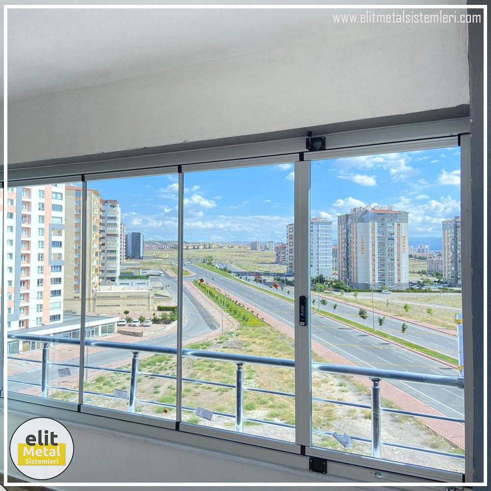 Mevcut alüminyum korkuluk ile entegre, ferah görünümlü şeffaf katlanır cam balkon sistemi.