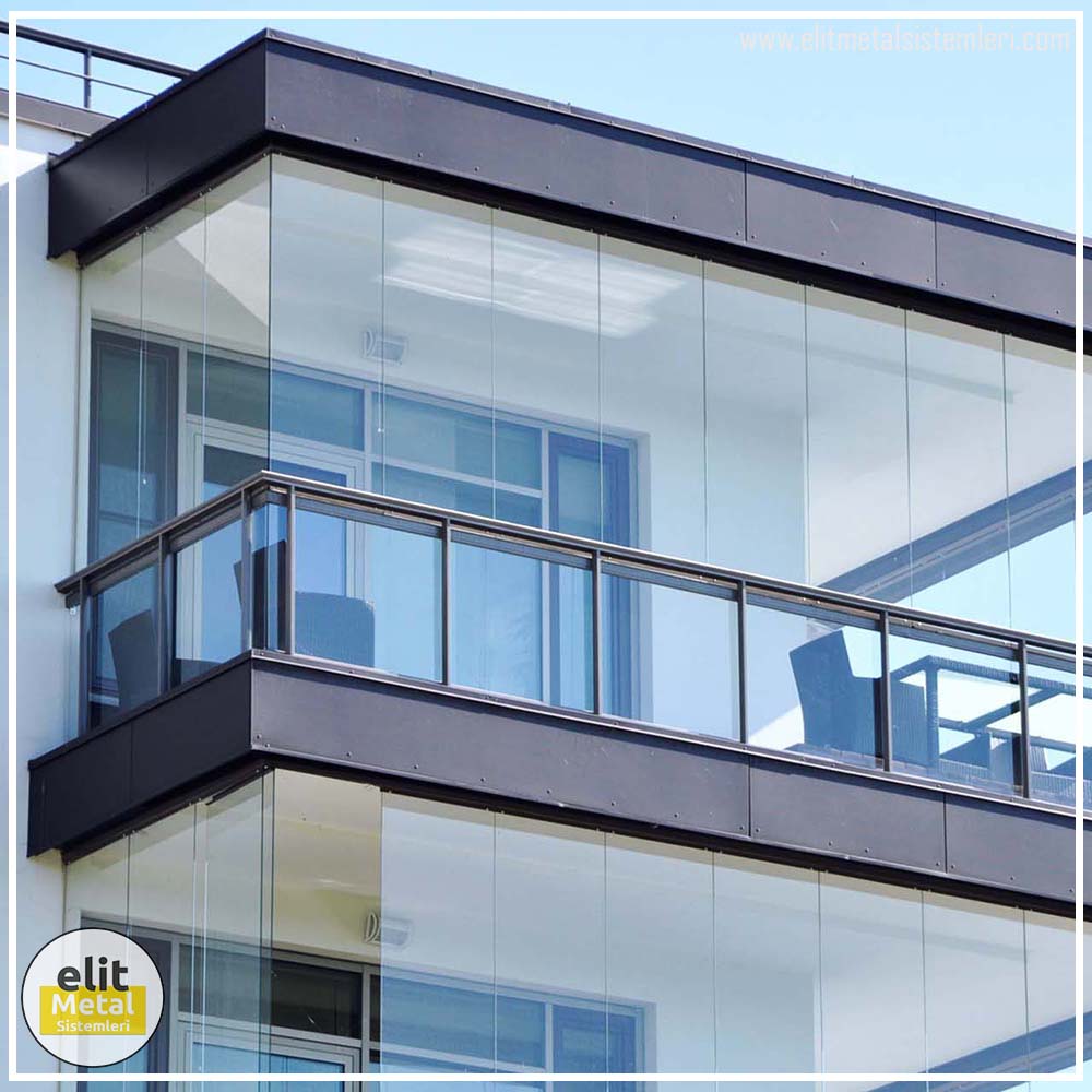 Dış cephe ile uyumlu, siyah alüminyum profilli ve şeffaf camlı balkon kapama sistemi.