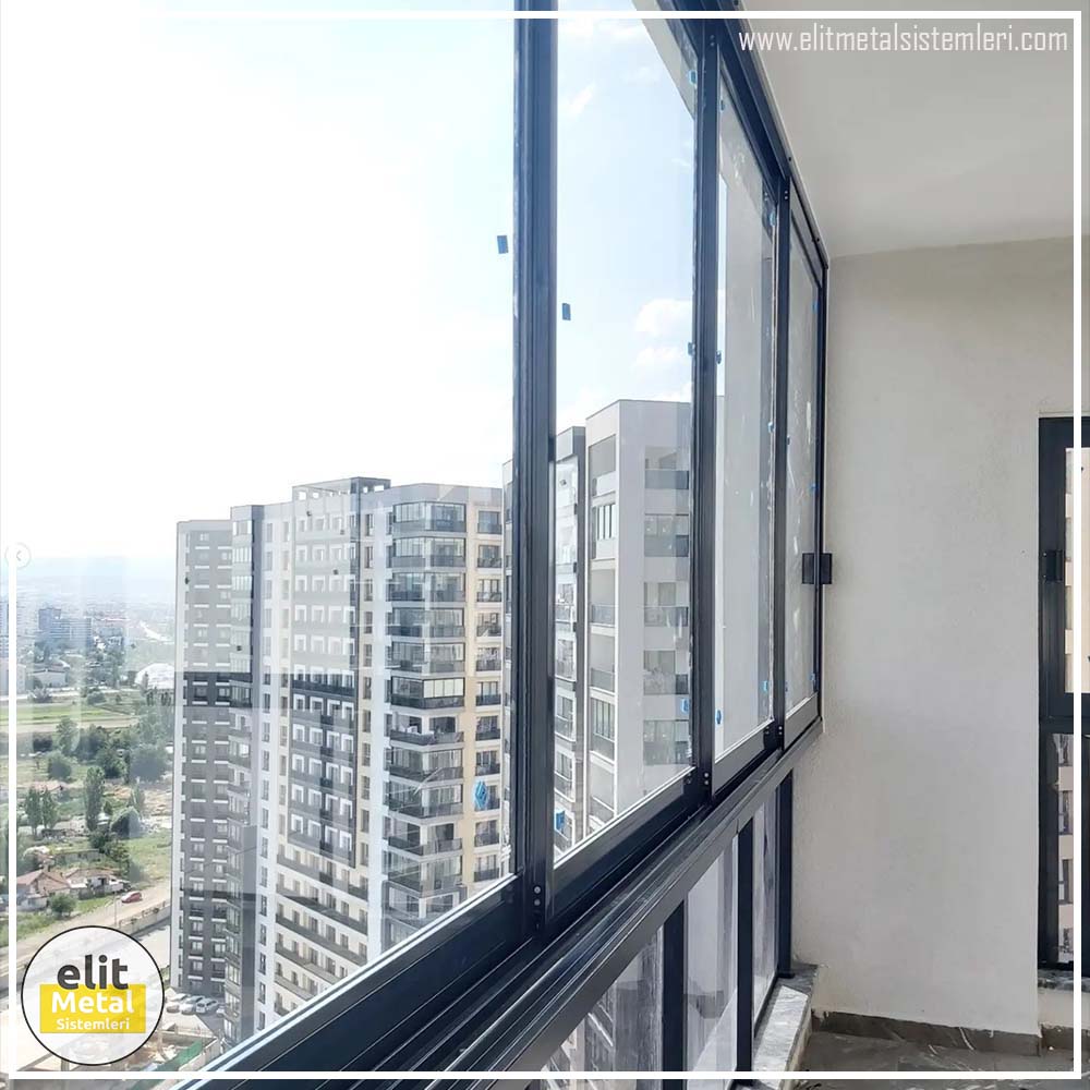 Şehir manzaralı apartman balkonu için rüzgara dayanıklı şeffaf cam balkon sistemi uygulaması.