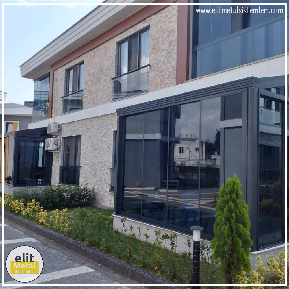 Elit Metal Sistemleri villa dış cephe katlanır cam balkon ve cam korkuluk uygulaması.