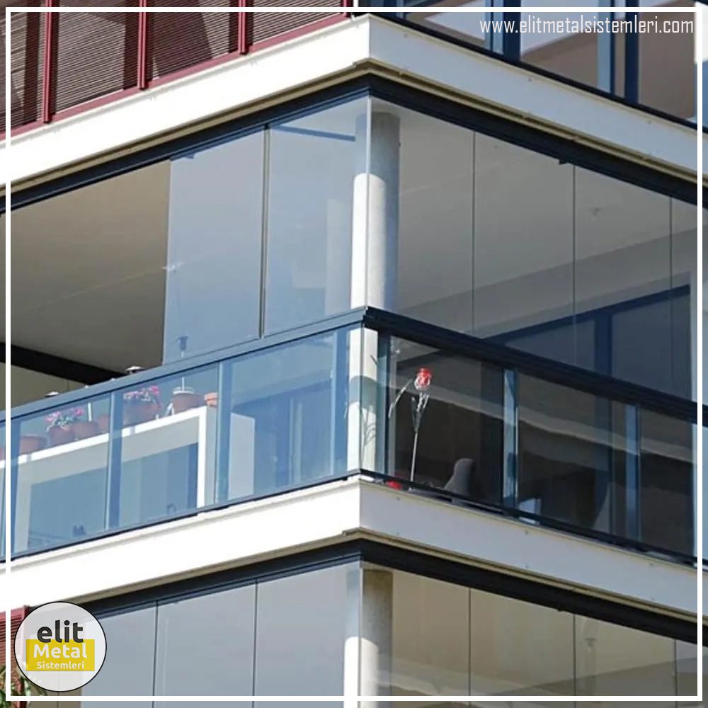 Elit Metal Sistemleri modern köşe balkon siyah alüminyum profilli camlı korkuluk ve katlanır cam balkon uygulaması.