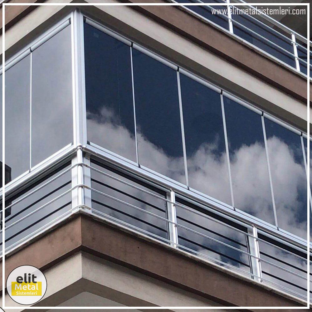 Elit Metal Sistemleri köşe apartman balkonu alüminyum yatay emniyet şeritli korkuluk ve füme camlı katlanır sistem uygulaması.