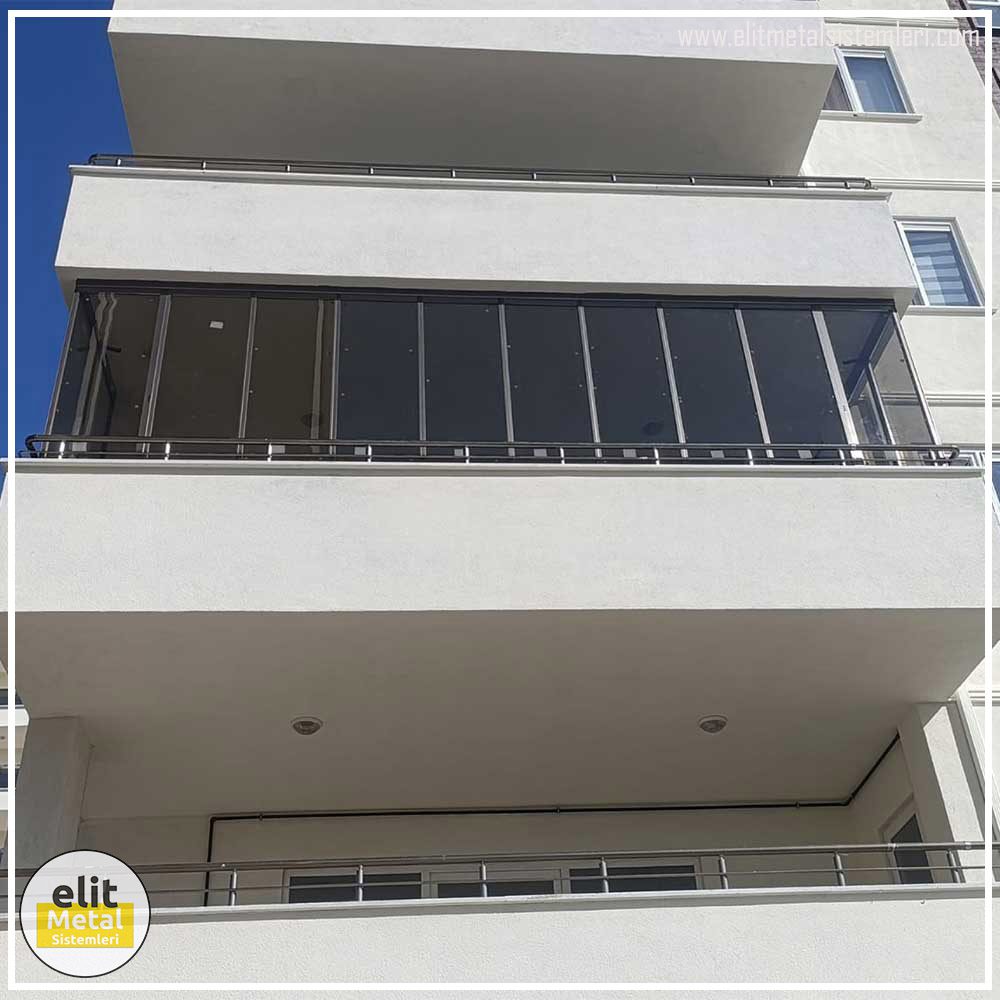 Elit Metal Sistemleri apartman balkonu için mevcut alüminyum korkuluk arkası füme camlı katlanır sistem uygulaması.