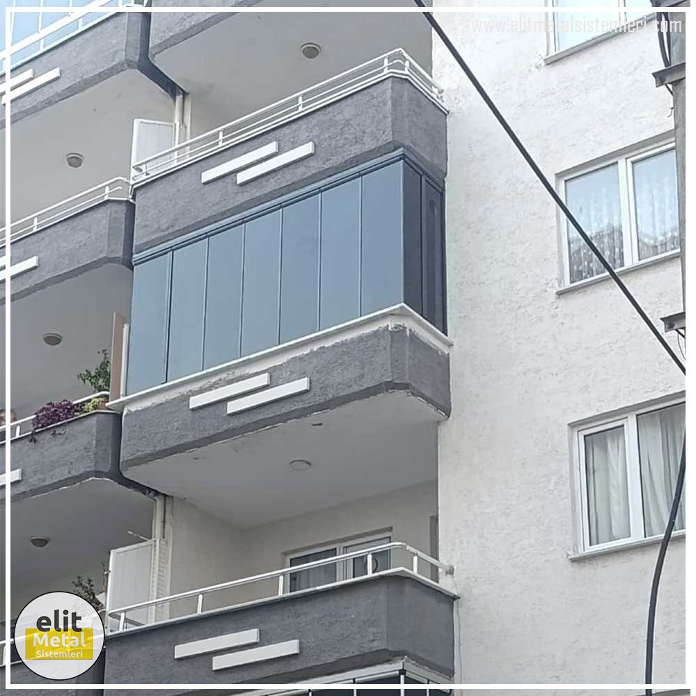 Elit Metal Sistemleri apartman balkonu füme renkli katlanır cam balkon uygulaması.