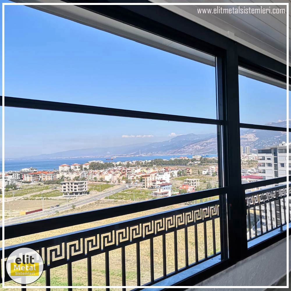 Elit Metal Sistemleri deniz manzaralı balkon için siyah desenli alüminyum korkuluk ve hareketli cam balkon uygulaması.